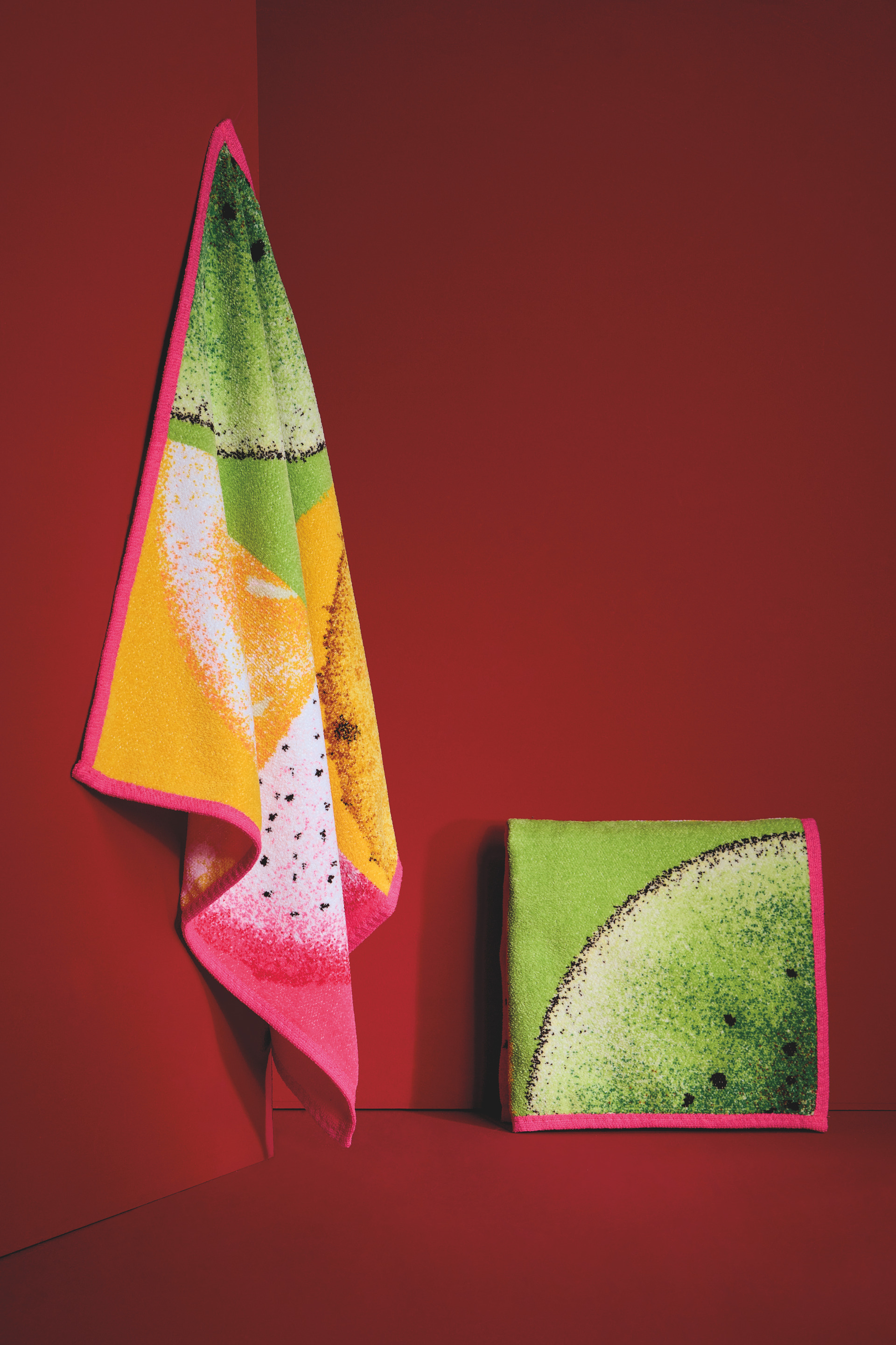 Buntes Handtuch-Set mit Melonen-Design – Luxuriöses FEILER Handtuch der Kollektion FRUITS als Lifestyleaufnahme aus Original FEILER-Chenille, Made in Germany.