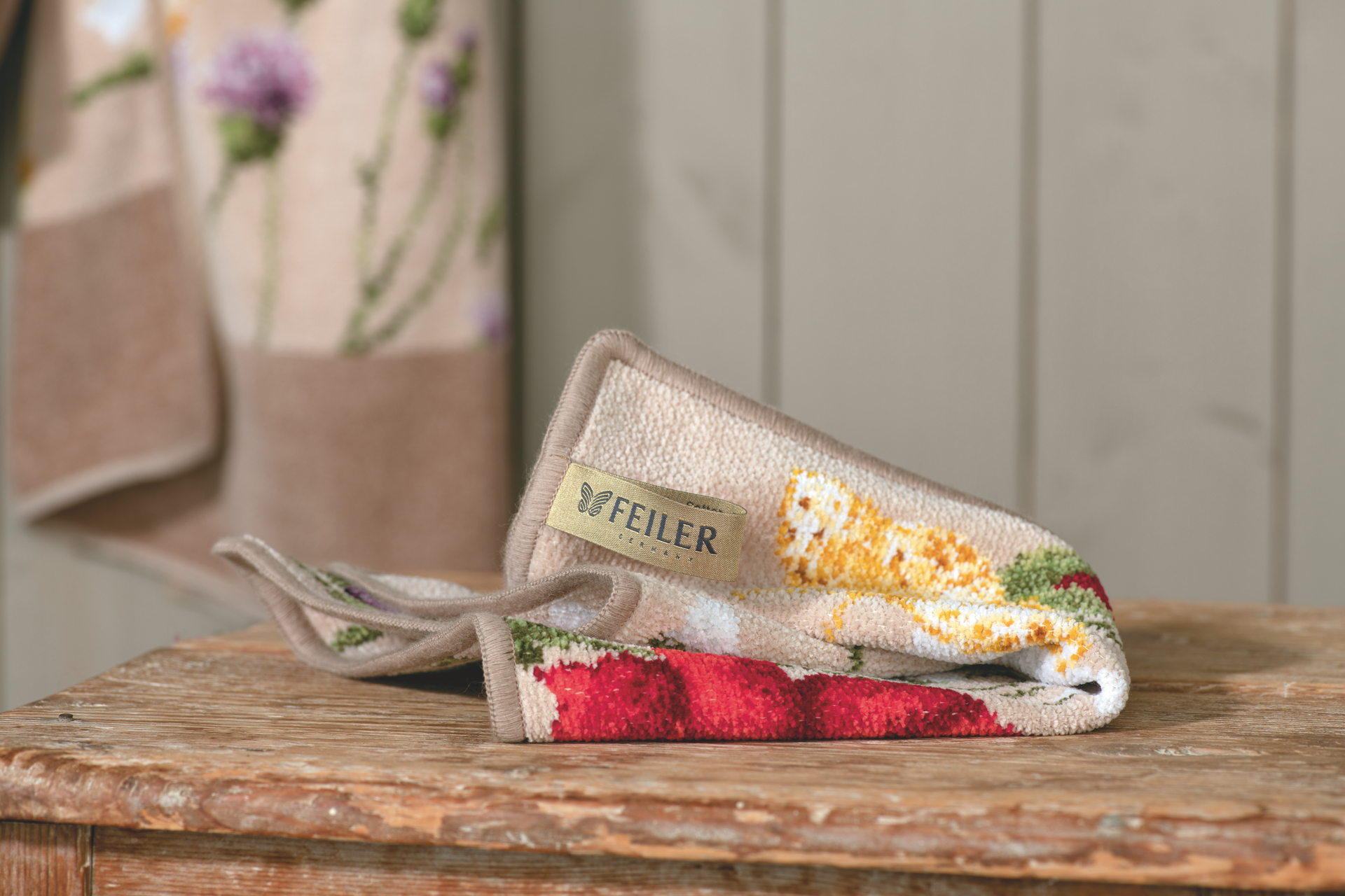 Feiler Chenille: Florales Design, Beige – Luxuriöses FEILER Handtuch der Kollektion DAISY FIELD als Detailaufnahme aus Original FEILER-Chenille, Made in Germany.