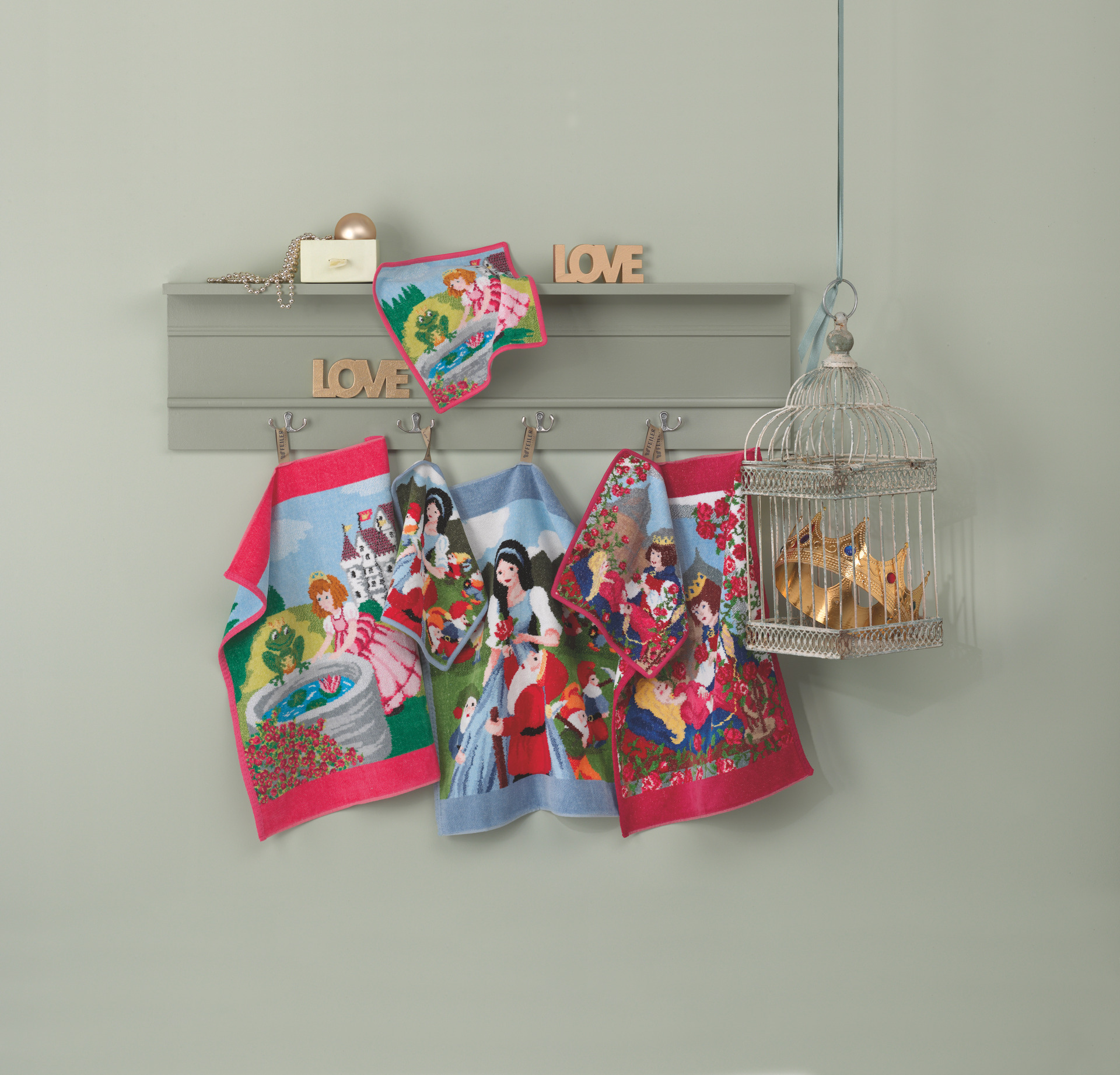 Bunte Chenille-Textilien mit Märchenmotiven – Luxuriöses FEILER Handtuch der Kollektion MAERCHEN als Lifestyleaufnahme aus Original FEILER-Chenille, Made in Germany.