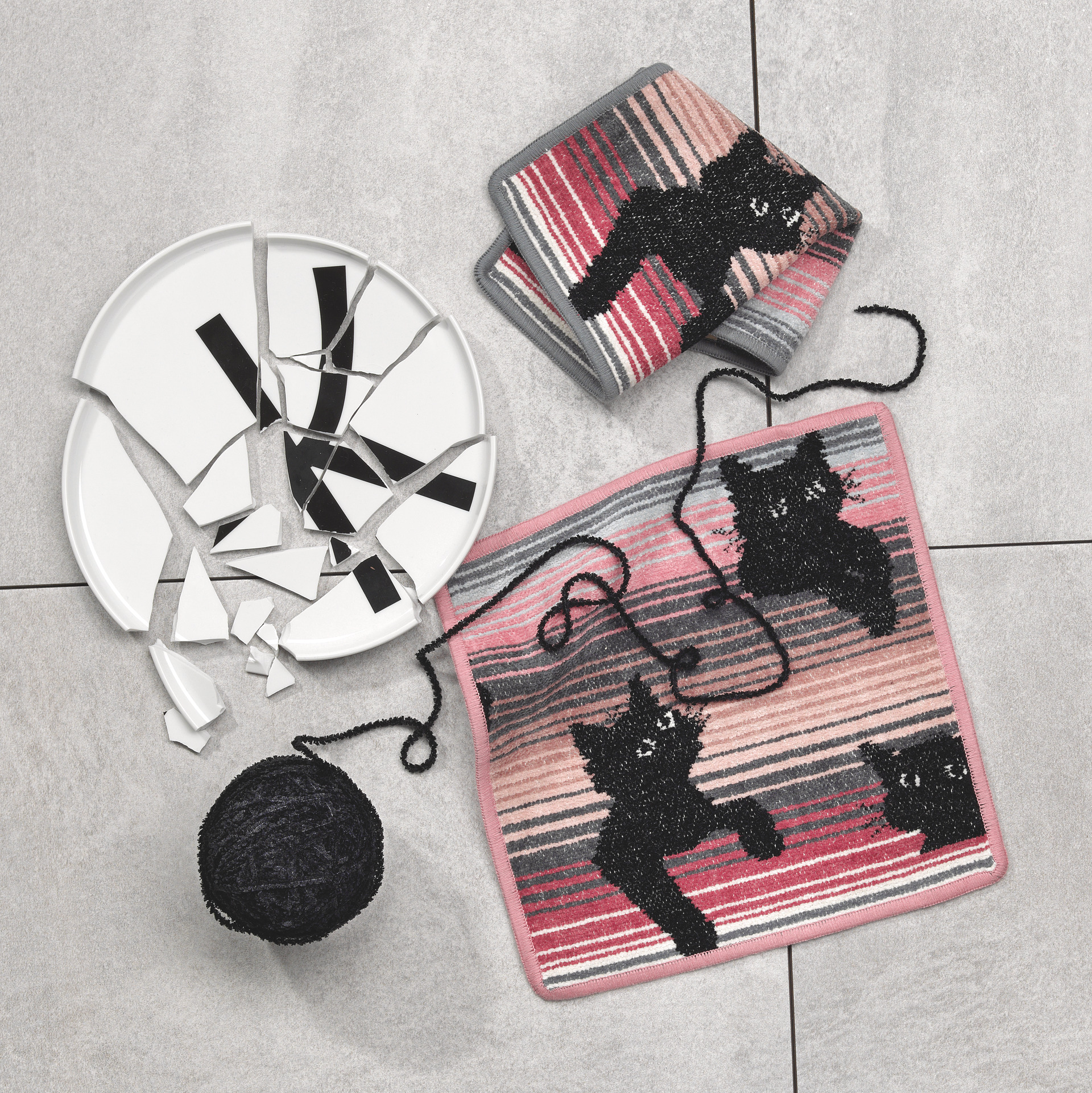 Chenille-Tuch mit Katzenmotiv, mehrfarbig – Luxuriöses FEILER Handtuch der Kollektion BLACK KITTY als Lifestyleaufnahme aus Original FEILER-Chenille, Made in Germany.