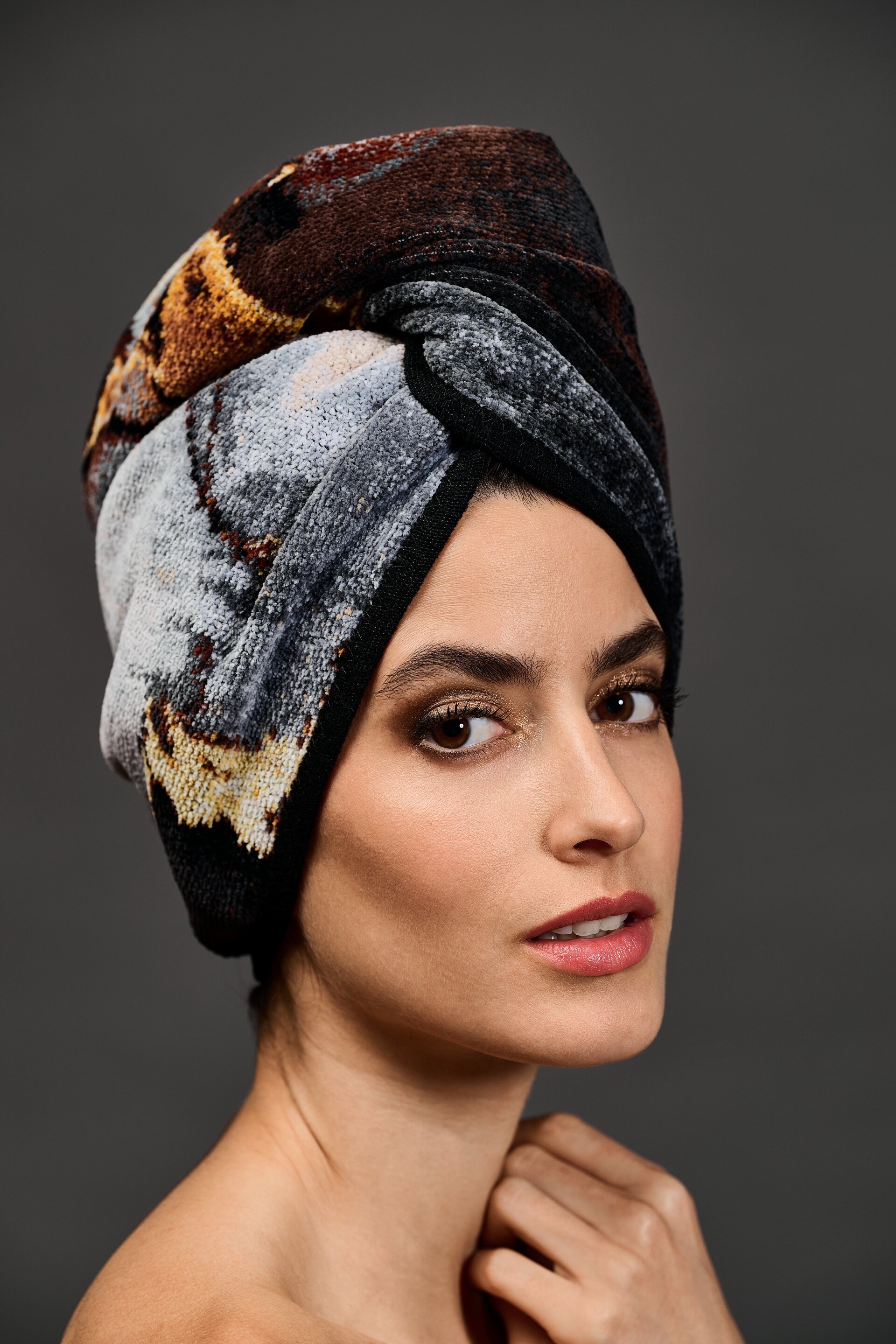 GOLDEN Chenille Handtuch-Turban one size – Luxuriöser FEILER Handtuch-Turban als Lifestyleaufnahme aus Original FEILER-Chenille, Made in Germany.