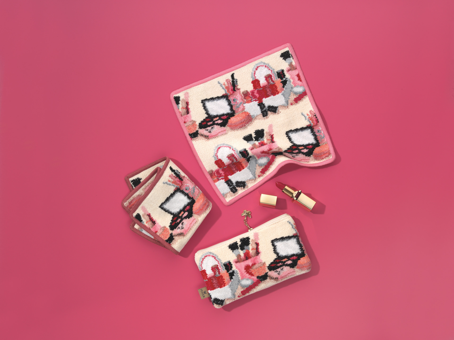 Chenille-Set mit Makeup-Design, rosa Hintergrund – Luxuriöses FEILER Handtuch der Kollektion BELLA als Lifestyleaufnahme aus Original FEILER-Chenille, Made in Germany.