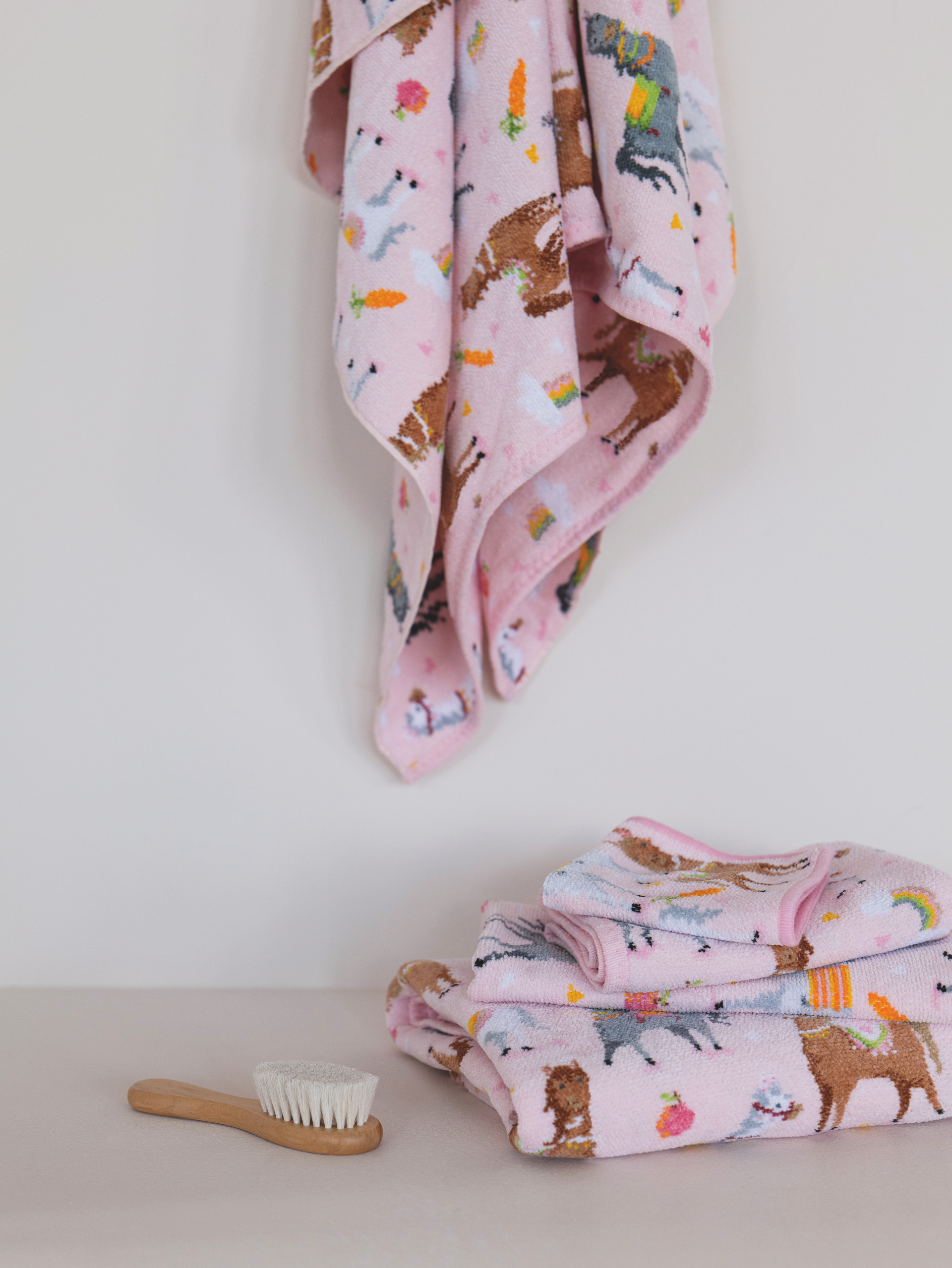 Rosa Handtuch-Set mit Tiermotiv – Luxuriöses FEILER Handtuch der Kollektion LOS CABALLOS als Lifestyleaufnahme aus Original FEILER-Chenille, Made in Germany.