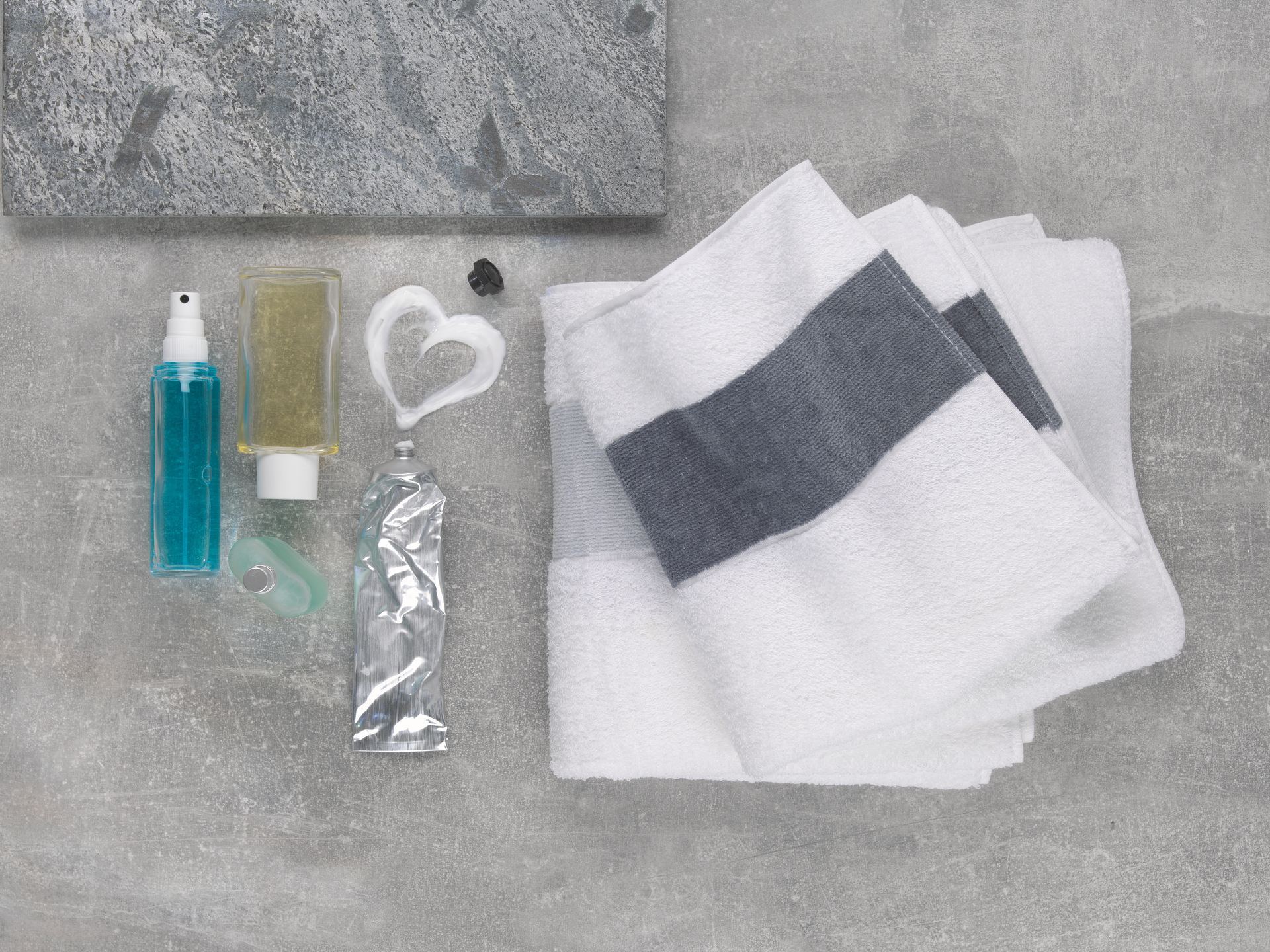 Hochwertige Handtücher mit grauem Streifen – Luxuriöses FEILER Handtuch der Kollektion EXCLUSIV als Lifestyleaufnahme aus Original FEILER-Chenille, Made in Germany.