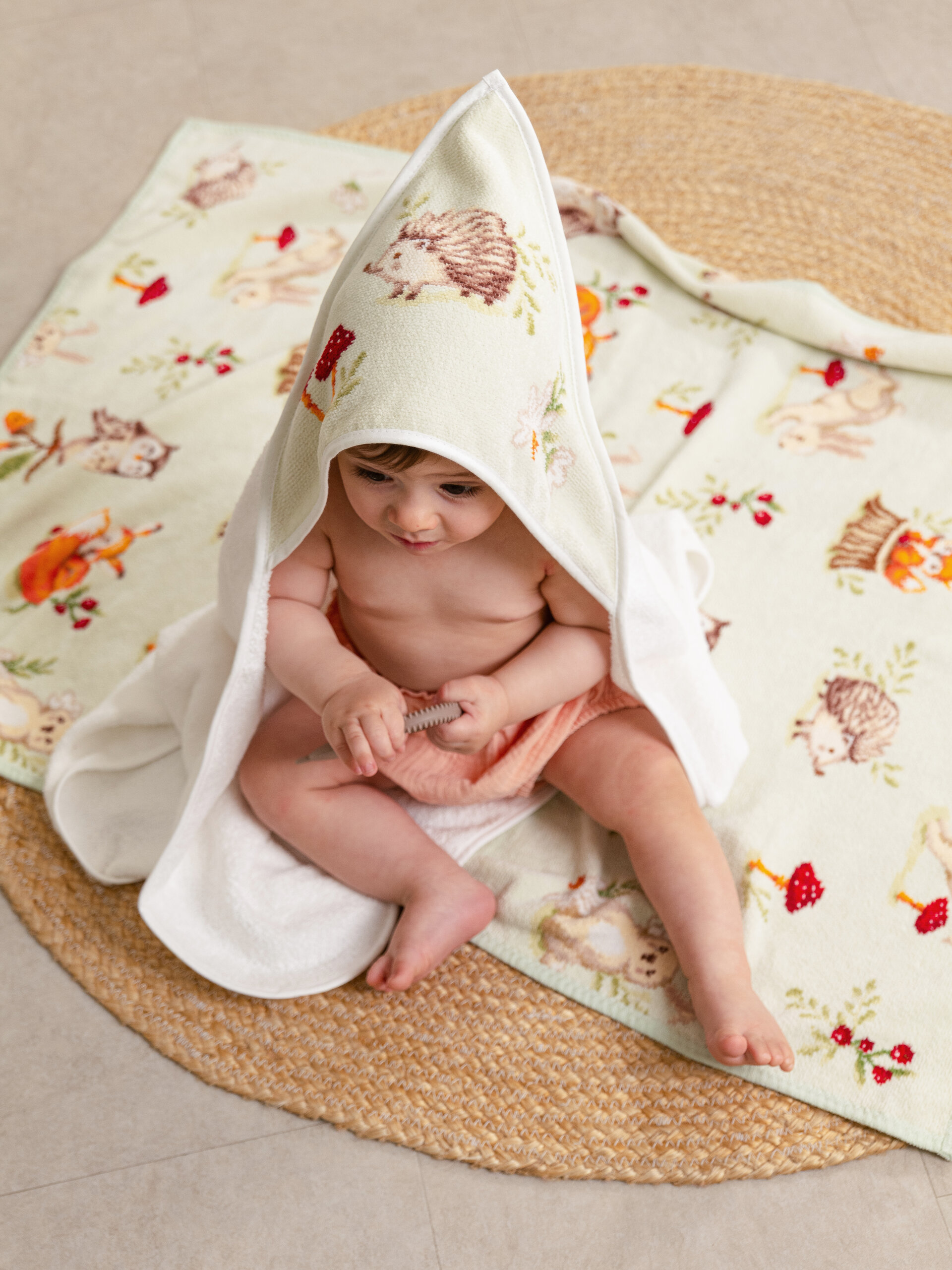 Flauschige Babydecke mit niedlichem Waldtier-Design – Luxuriöses FEILER Badetuch der Kollektion FOREST TALES als Lifestyleaufnahme aus Original FEILER-Chenille, Made in Germany.