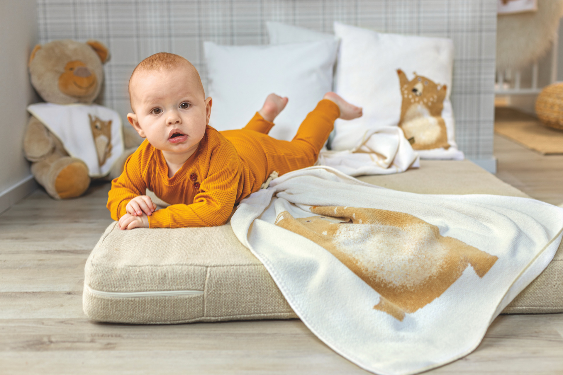 Gemütliche Chenille-Decke im Kinderzimmer – Luxuriöse FEILER Decke der Kollektion BEN BAER als Lifestyleaufnahme aus Original FEILER-Chenille, Made in Germany.