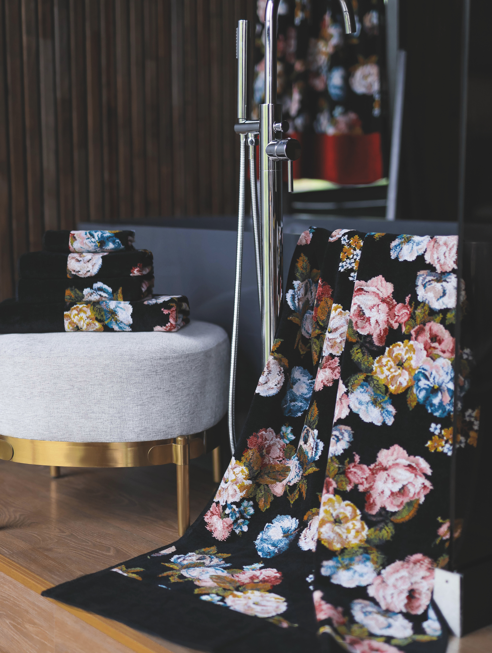 Florale Designer-Badtextilien aus Chenille – Luxuriöses FEILER Handtuch der Kollektion ROSE DREAM als Lifestyleaufnahme aus Original FEILER-Chenille, Made in Germany.