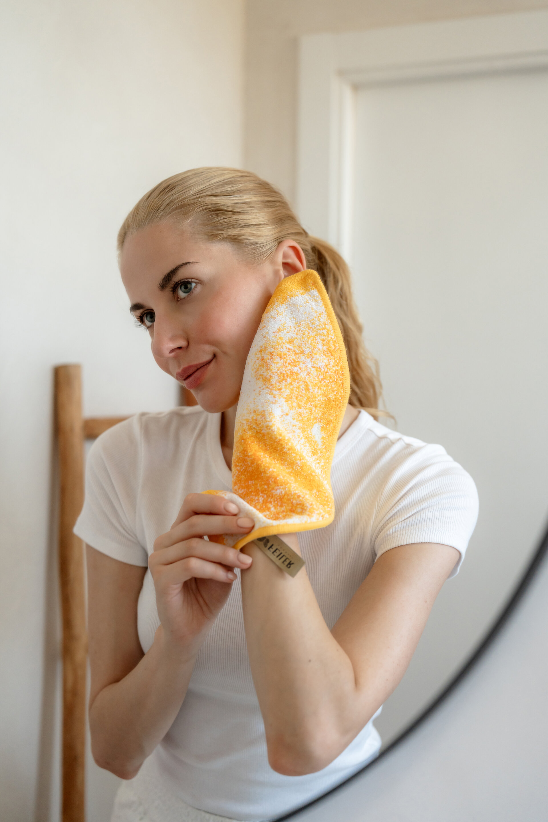 Wohltuende Pflege mit Chenille-Tuch – Luxuriöses FEILER Handtuch der Kollektion FRUITS in Orange als Lifestyleaufnahme aus Original FEILER-Chenille, Made in Germany.