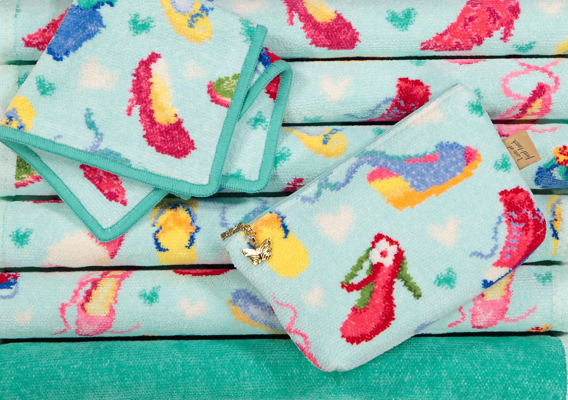 Bunte Chenille-Produkte mit High-Heels und Pumps Design – Luxuriöses FEILER Handtuch der Kollektion CRAZY SHOES als Lifestyleaufnahme aus Original FEILER-Chenille, Made in Germany.