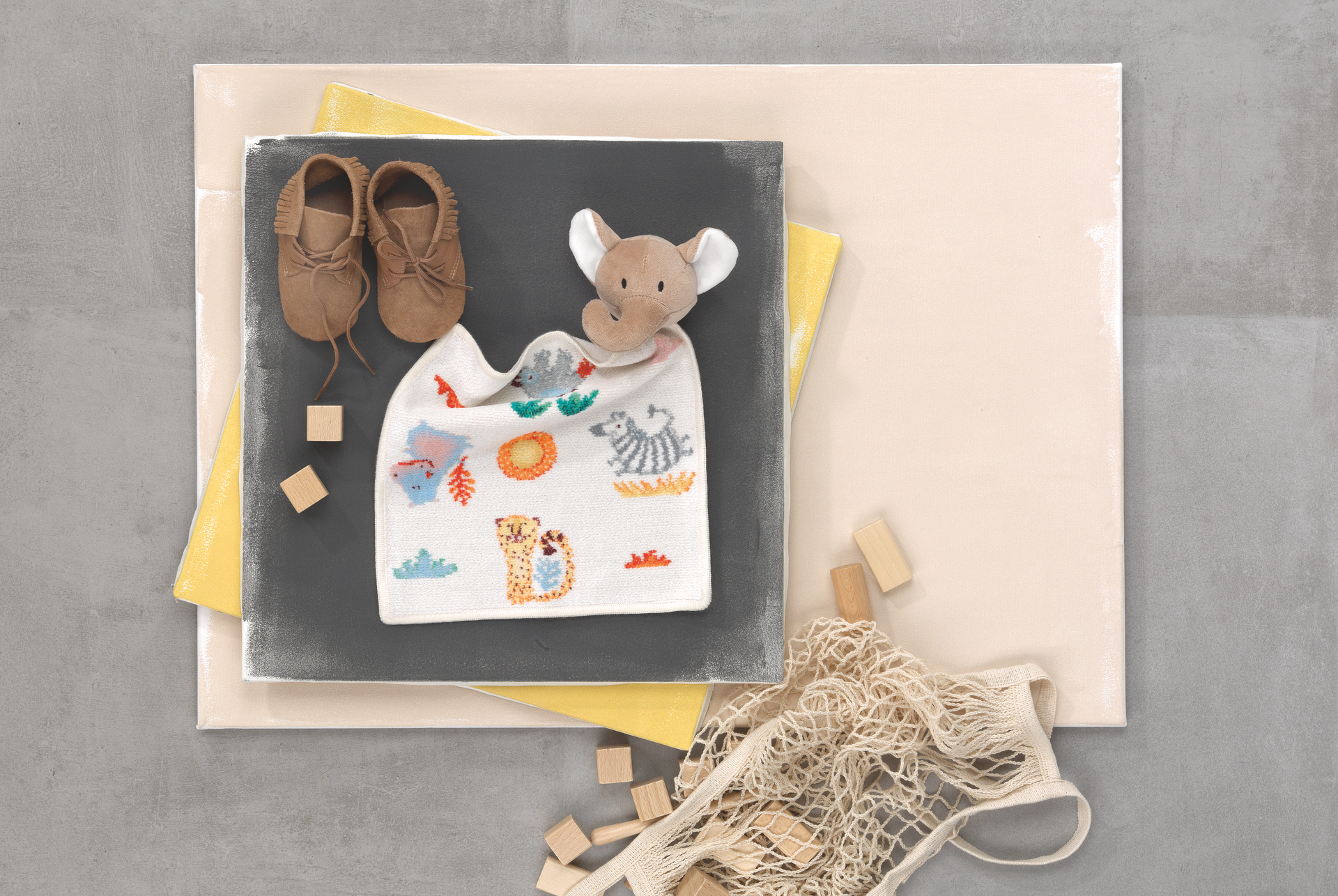 Baby-Handtuch mit Tiermotiven und Accessoires – Luxuriöses FEILER Handtuch der Kollektion WILD SAFARI als Lifestyleaufnahme aus Original FEILER-Chenille, Made in Germany.