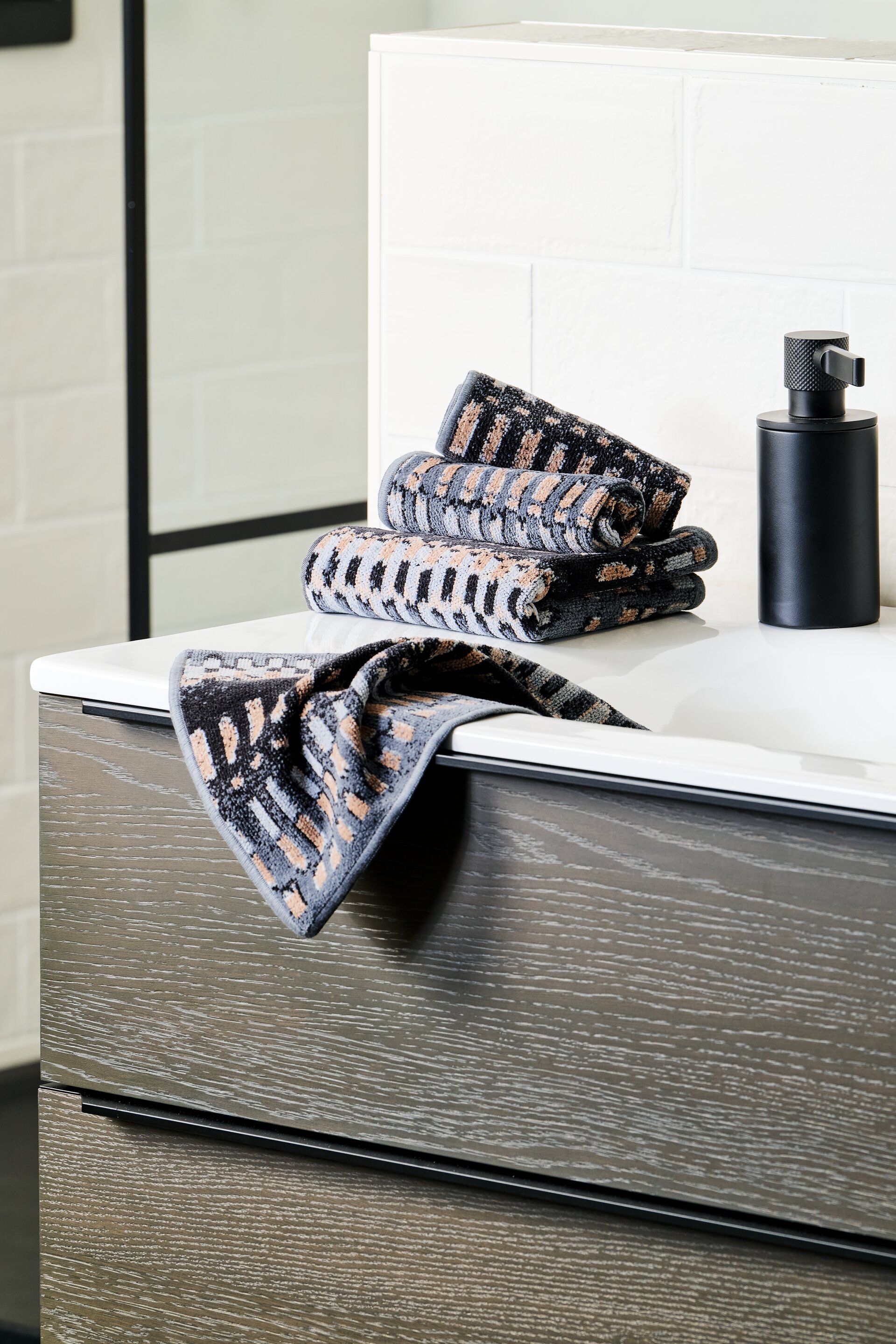 Stilvolle Chenille-Handtücher im Badezimmer – Luxuriöses FEILER Handtuch der Kollektion BANGKOK als Lifestyleaufnahme aus Original FEILER-Chenille, Made in Germany.
