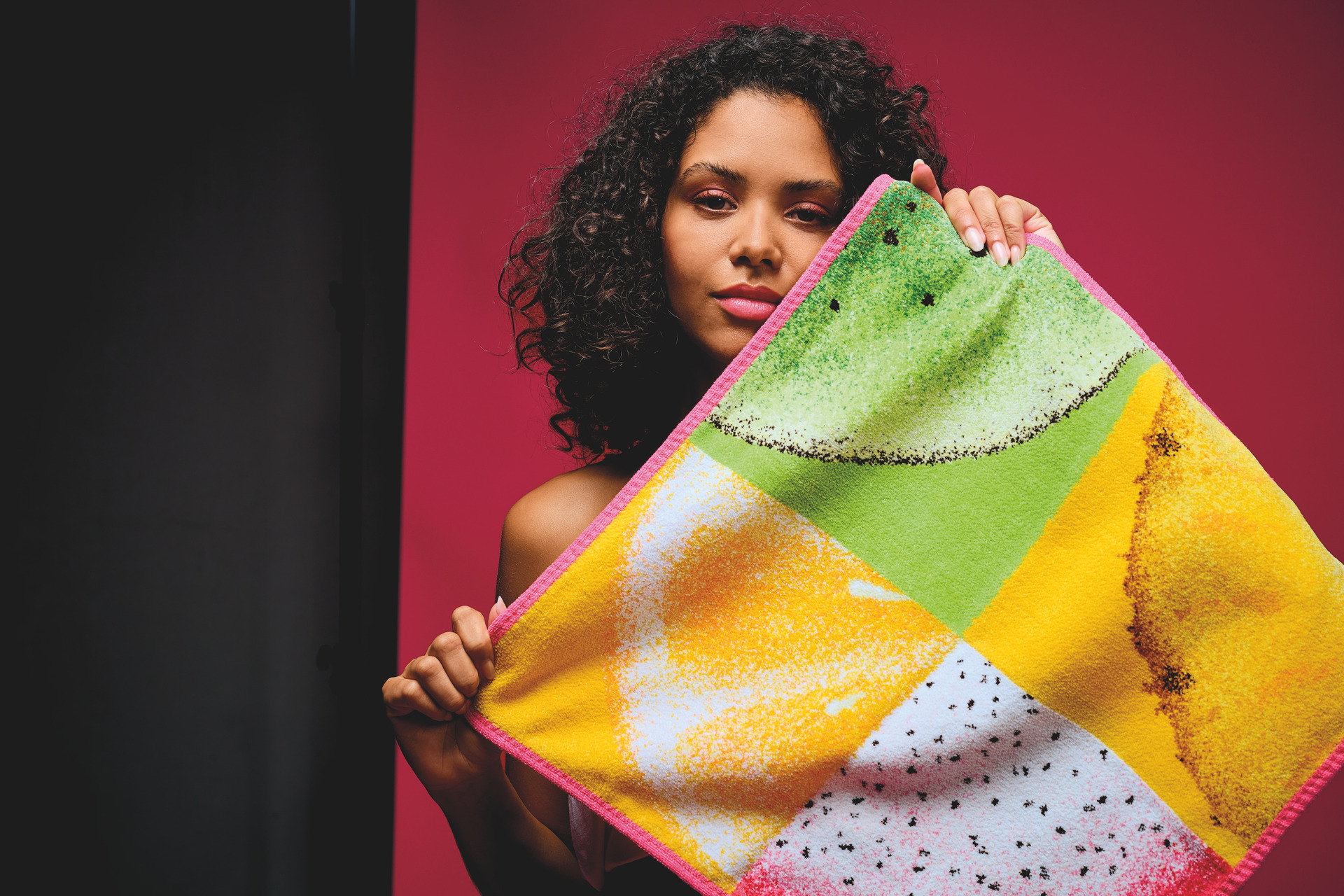 Farbige Chenille-Tuch mit Muster – Luxuriöses FEILER Handtuch der Kollektion FRUITS als Lifestyleaufnahme aus Original FEILER-Chenille, Made in Germany.