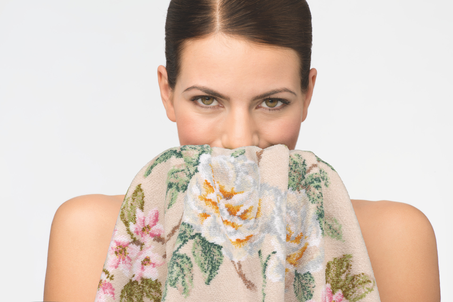 Luxury FEILER hand towel in a lifestyle setting, made from Original FEILER chenille, Made in Germany.