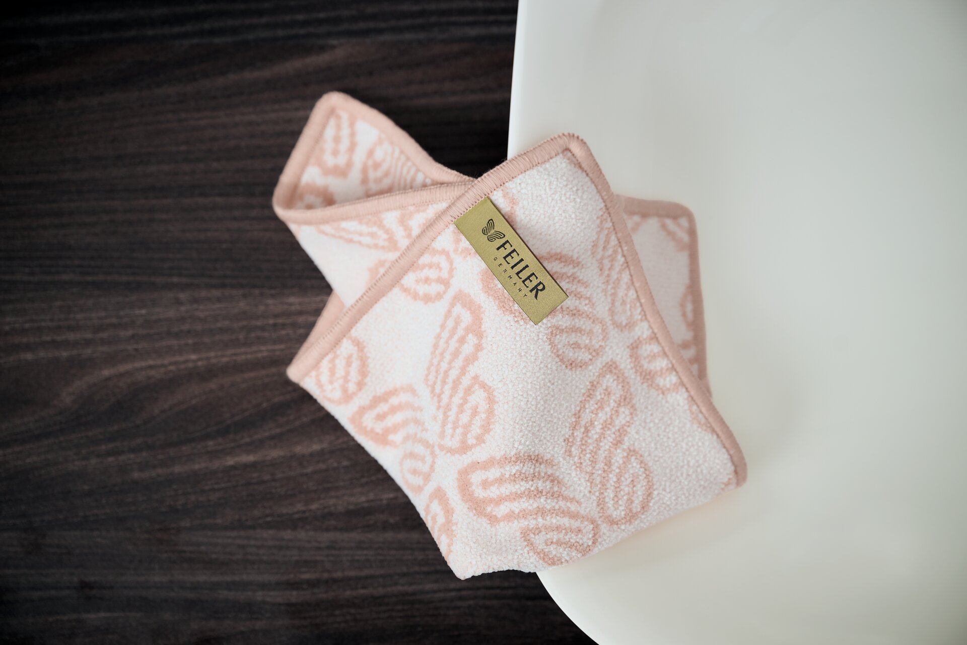 Lifestyle view featuring the FEILER Face Cloth from the SIGNET collection, size 30 × 30 cm, made from Original FEILER chenille in Germany.
