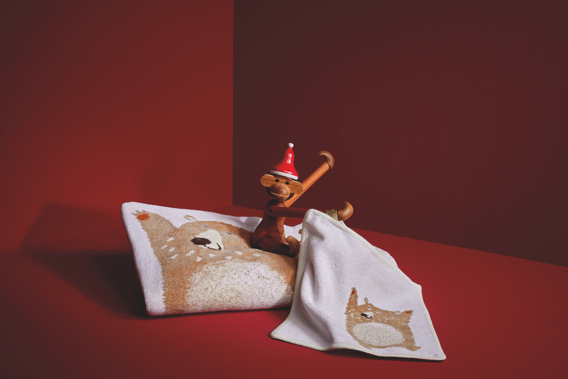 Weihnachtliches Handtuch-Set mit Bärenmotiv – Luxuriöses FEILER Handtuch der Kollektion BEN BAER als Lifestyleaufnahme aus Original FEILER-Chenille, Made in Germany.