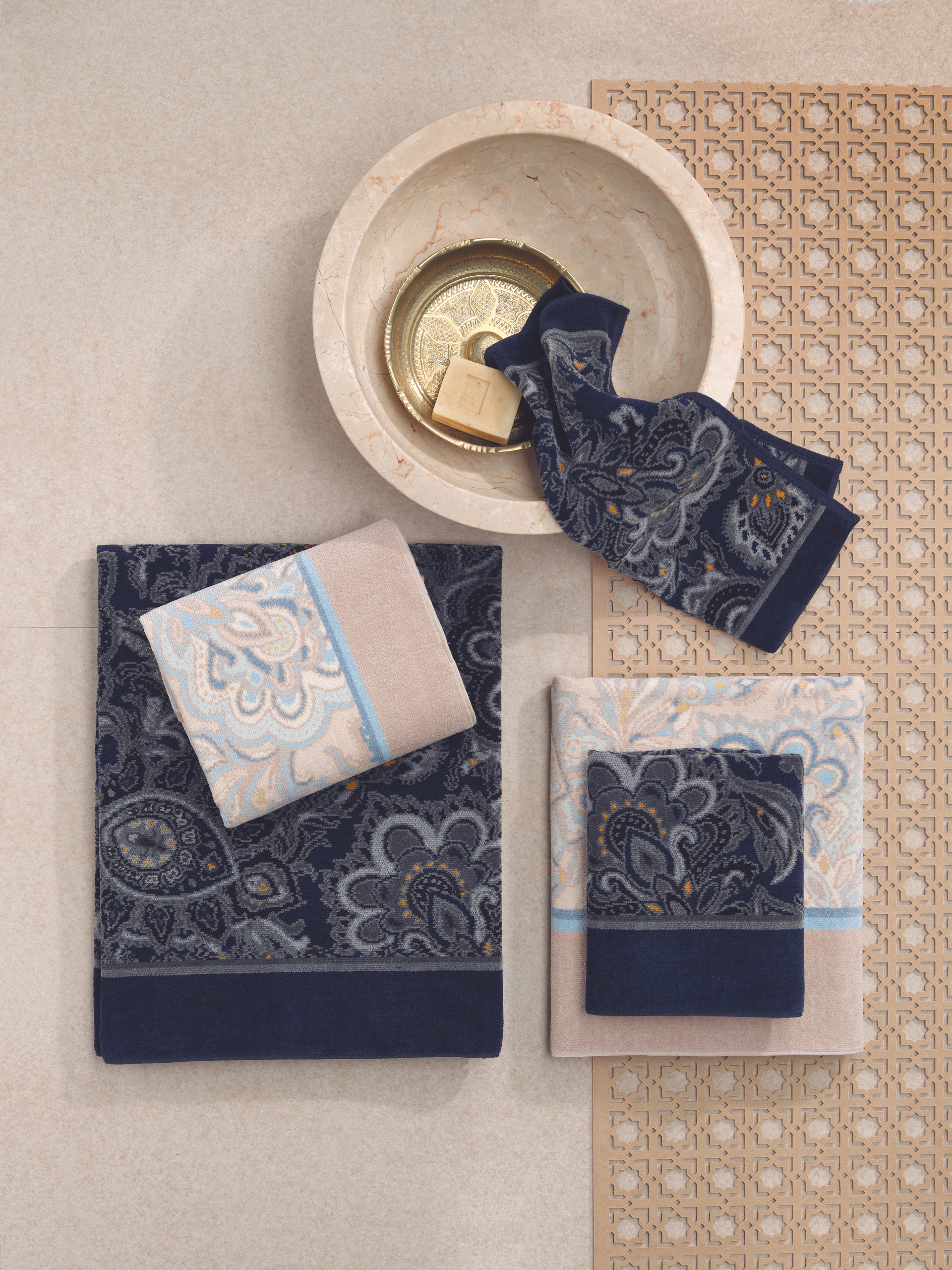 Premium Chenille Badtextilien, blau-beige Muster – Luxuriöses FEILER Handtuch der Kollektion DJAMILA DJAMAL als Lifestyleaufnahme aus Original FEILER-Chenille, Made in Germany.