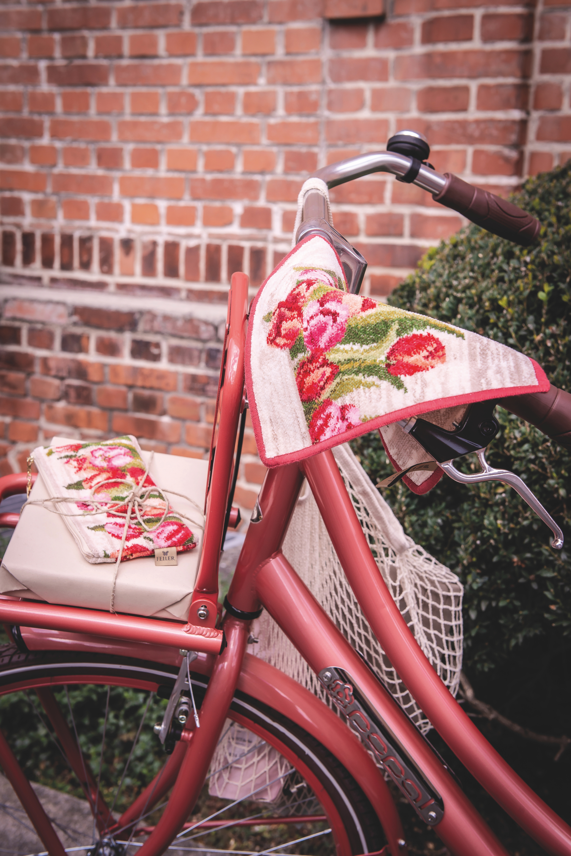 Dekoratives Chenille-Handtuch mit Blumenmuster – Luxuriöses FEILER Handtuch der Kollektion AMSTERDAM als Lifestyleaufnahme aus Original FEILER-Chenille, Made in Germany.