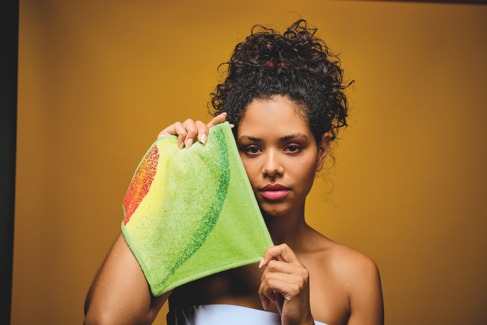 Farbintensives Chenille-Textil, Zitrusdesign – Luxuriöses FEILER Handtuch der Kollektion FRUITS als Lifestyleaufnahme aus Original FEILER-Chenille, Made in Germany.