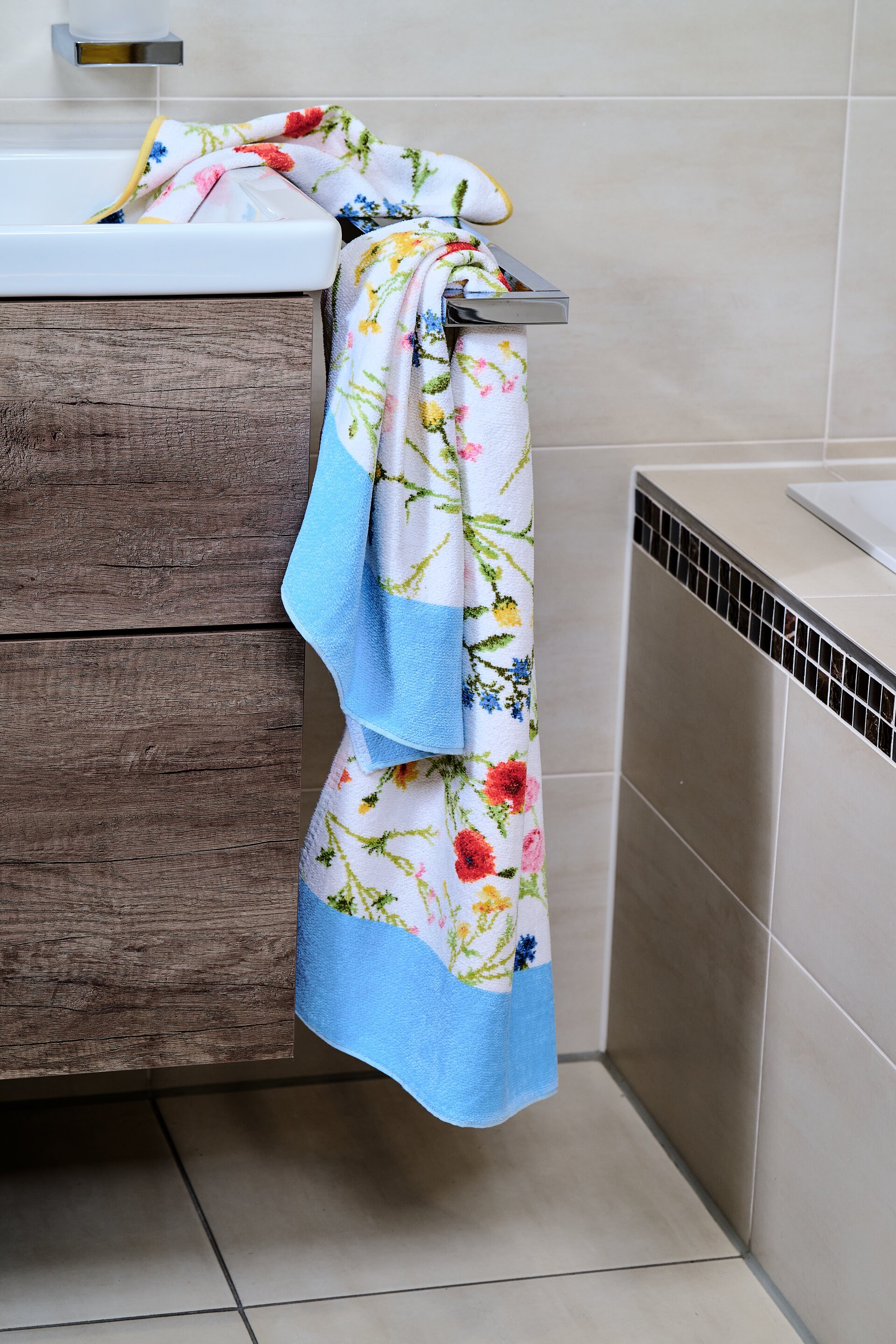 Elegant FEILER hand towel in a lifestyle setting, made from Original FEILER chenille, German craftsmanship.