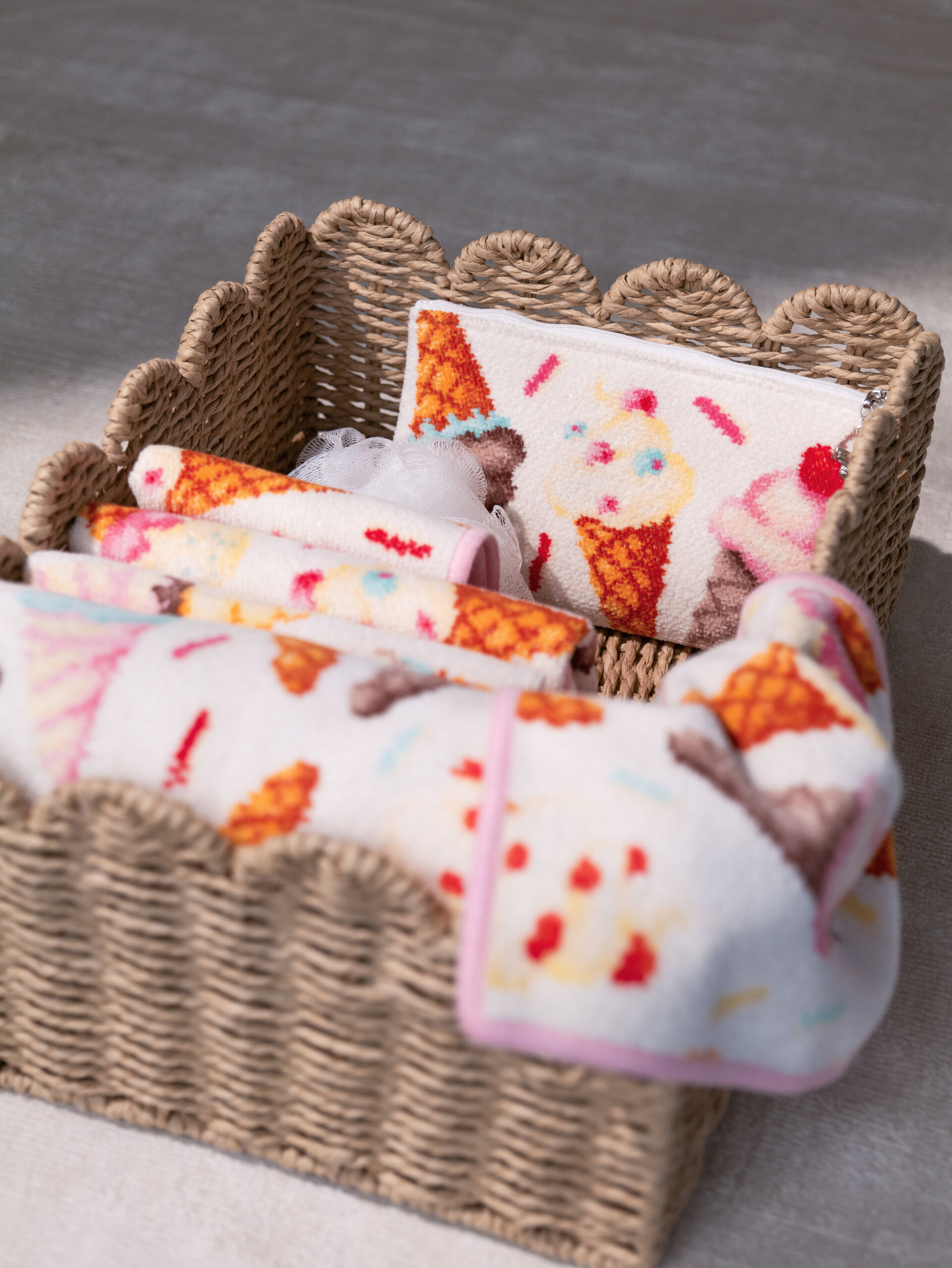 Chenille-Handtuch im Eiswaffel-Design – Luxuriöses FEILER Handtuch der Kollektion SWEET SPRINKLES als Lifestyleaufnahme aus Original FEILER-Chenille, Made in Germany.