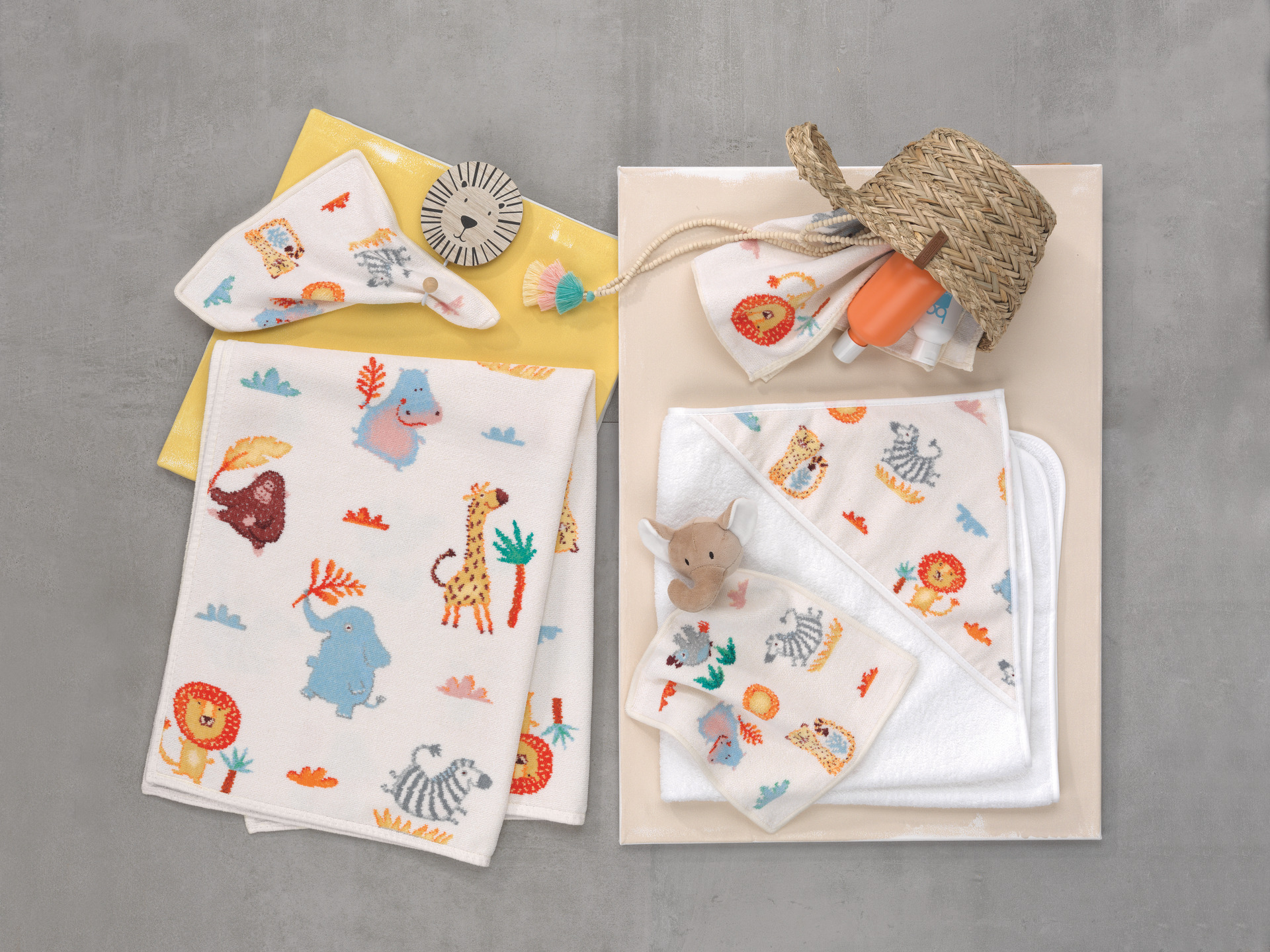 Verspielte Tiermotive auf Textilien – Luxuriöses FEILER Handtuch der Kollektion WILD SAFARI als Lifestyleaufnahme aus Original FEILER-Chenille, Made in Germany.