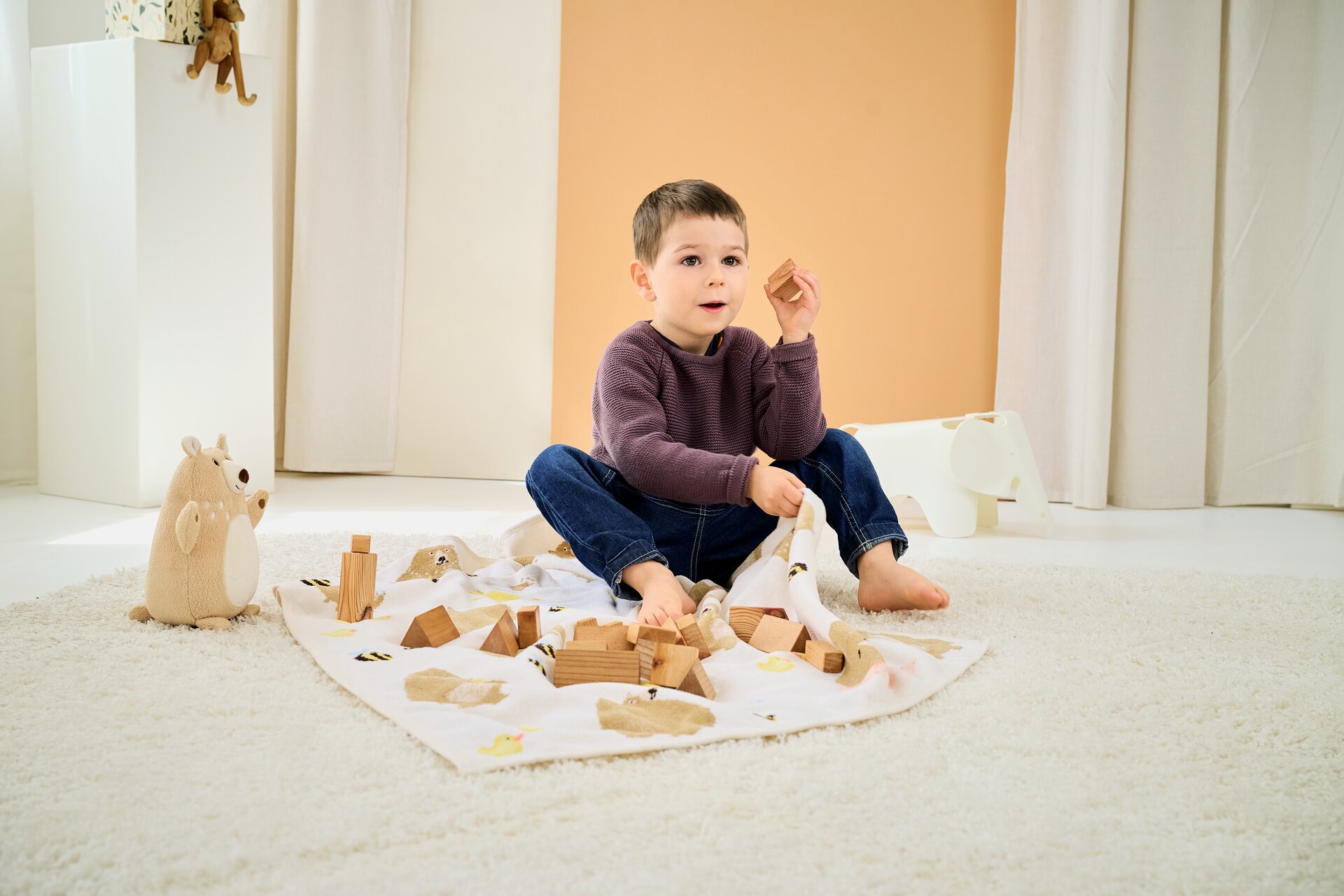 Kinder spielen auf weicher Chenille-Decke – Luxuriöse FEILER Decke der Kollektion BEN BAER FAMILY als Lifestyleaufnahme aus Original FEILER-Chenille, Made in Germany.