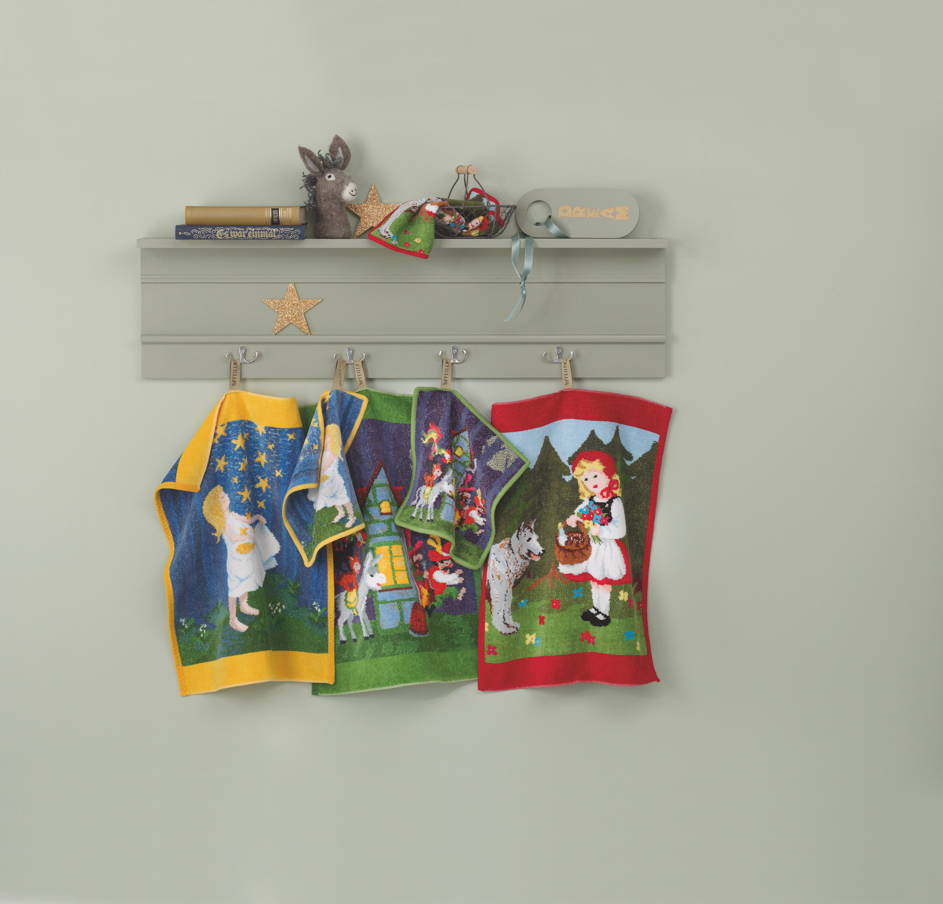 Bunte Chenille-Handtücher mit Märchenmotiven – Luxuriöses FEILER Handtuch der Kollektion MAERCHEN als Lifestyleaufnahme aus Original FEILER-Chenille, Made in Germany.