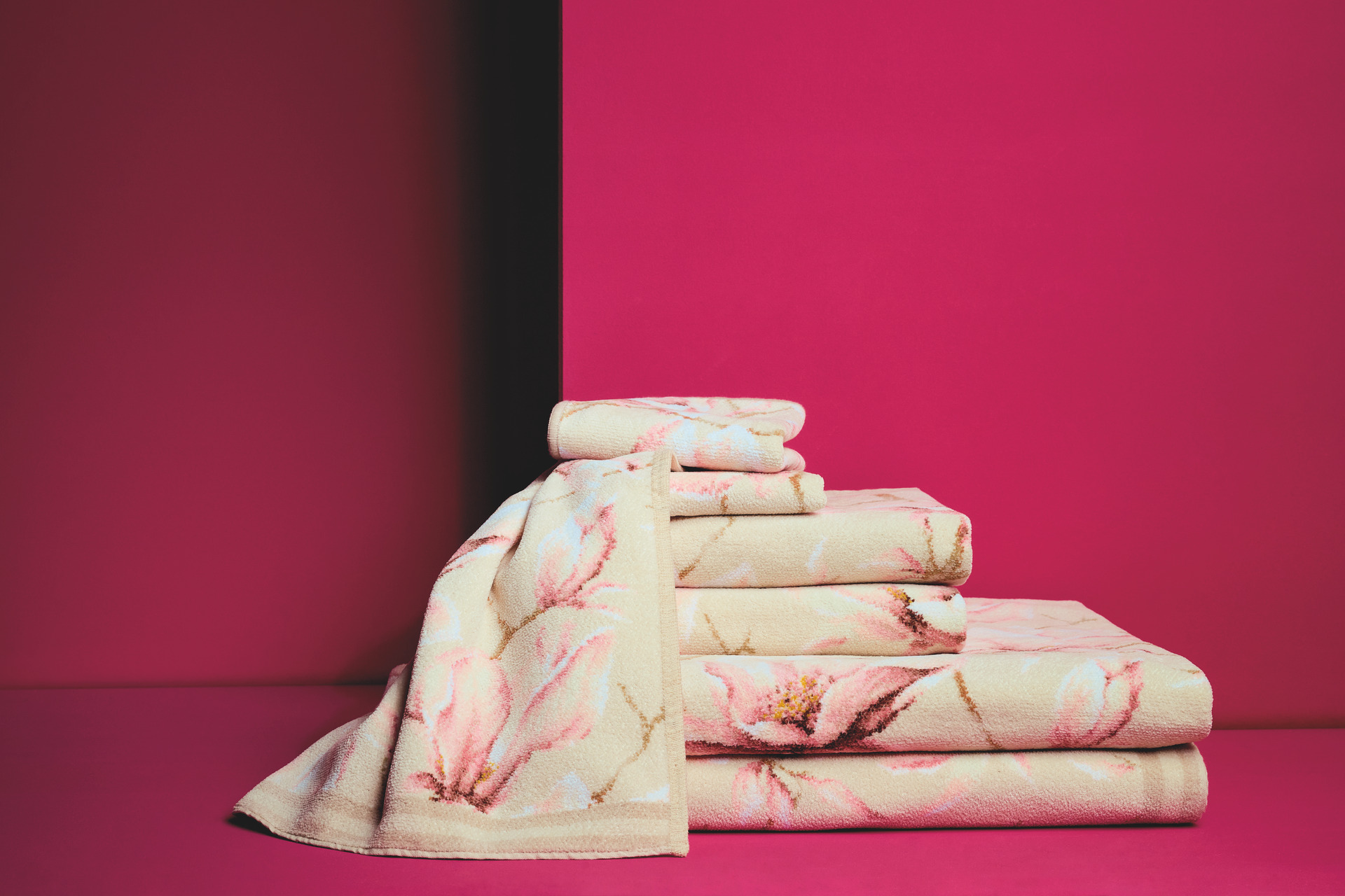 Premium Chenille-Handtuchset mit Blumenmotiv – Luxuriöses FEILER Handtuch der Kollektion BELLE FLEUR als Lifestyleaufnahme aus Original FEILER-Chenille, Made in Germany.