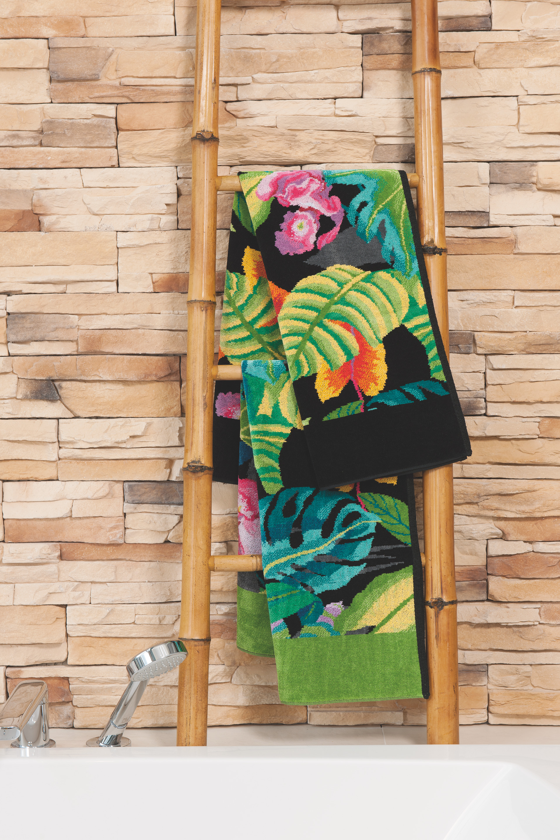 Handtuch mit tropischem Muster in Grün – Luxuriöses FEILER Handtuch der Kollektion RAINFOREST als Lifestyleaufnahme aus Original FEILER-Chenille, Made in Germany.