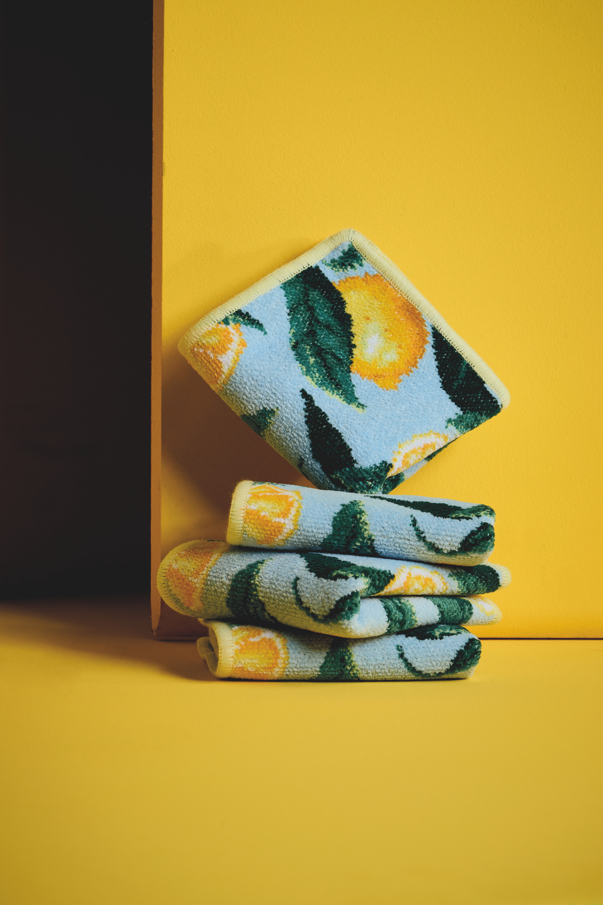 Chenille Handtücher mit Zitronen-Design – Luxuriöses FEILER Handtuch der Kollektion LEMONS AND LEAVES als Lifestyleaufnahme aus Original FEILER-Chenille, Made in Germany.