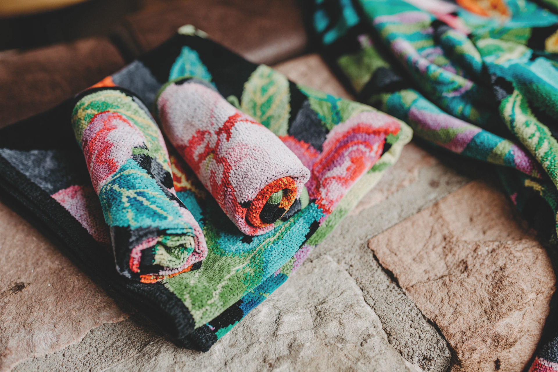 Bunte Chenille Handtücher mit Blumenmuster – Luxuriöses FEILER Handtuch der Kollektion RAINFOREST als Lifestyleaufnahme aus Original FEILER-Chenille, Made in Germany.