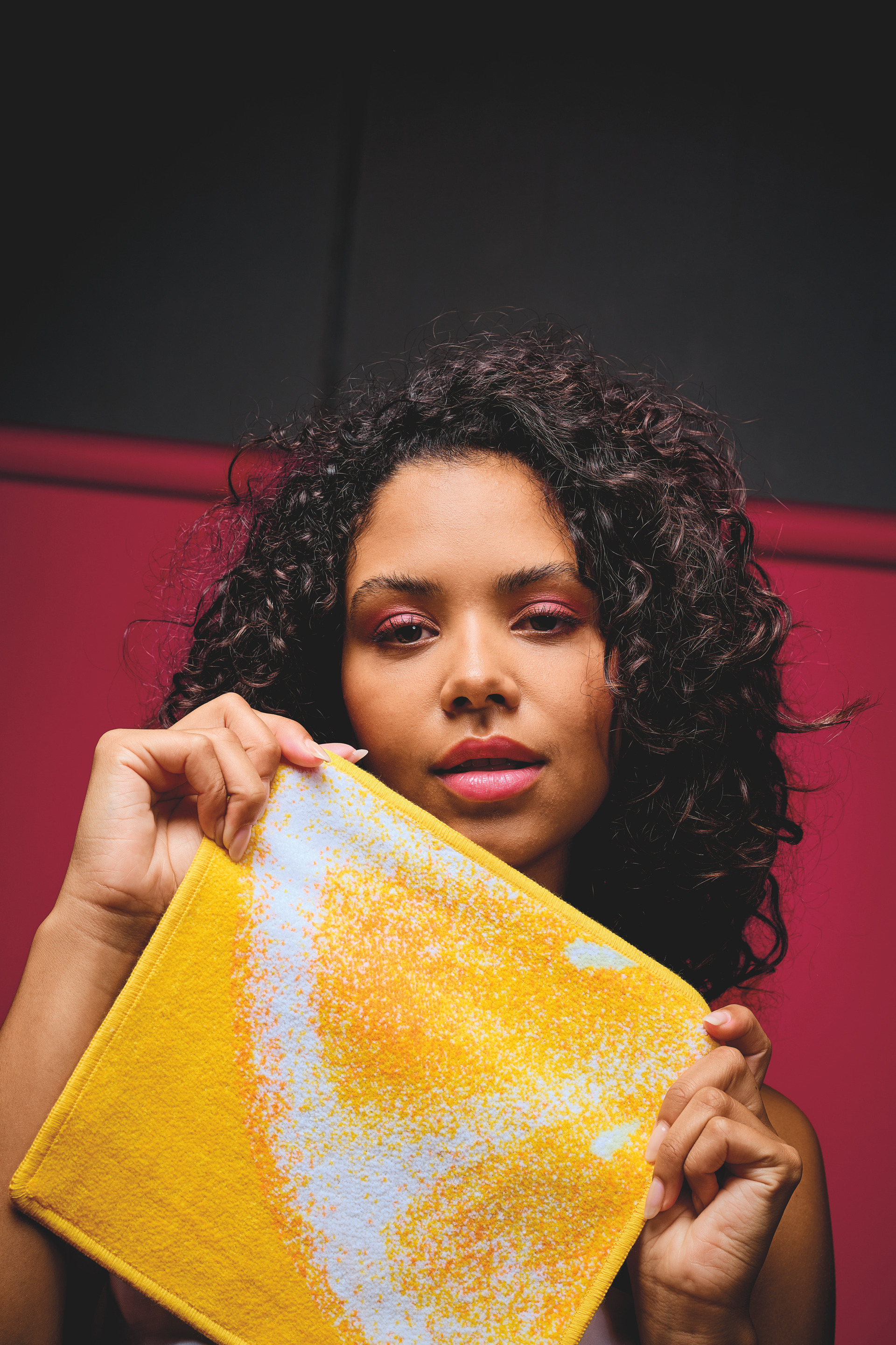 Leuchtendes Gelbtuch in Hand gehalten – Luxuriöses FEILER Handtuch der Kollektion FRUITS in Orange als Lifestyleaufnahme aus Original FEILER-Chenille, Made in Germany.