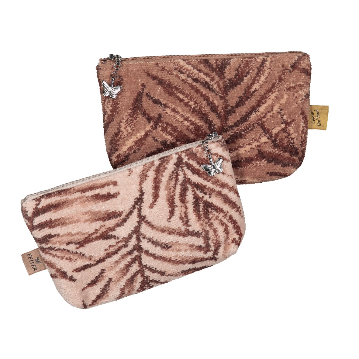 Lifestyle-Aufnahme der kleinen FEILER DESERT PALMS Kosmetiktasche M4 mit einem OASIS NIGHTS Accessoire aus Original FEILER-Chenille.