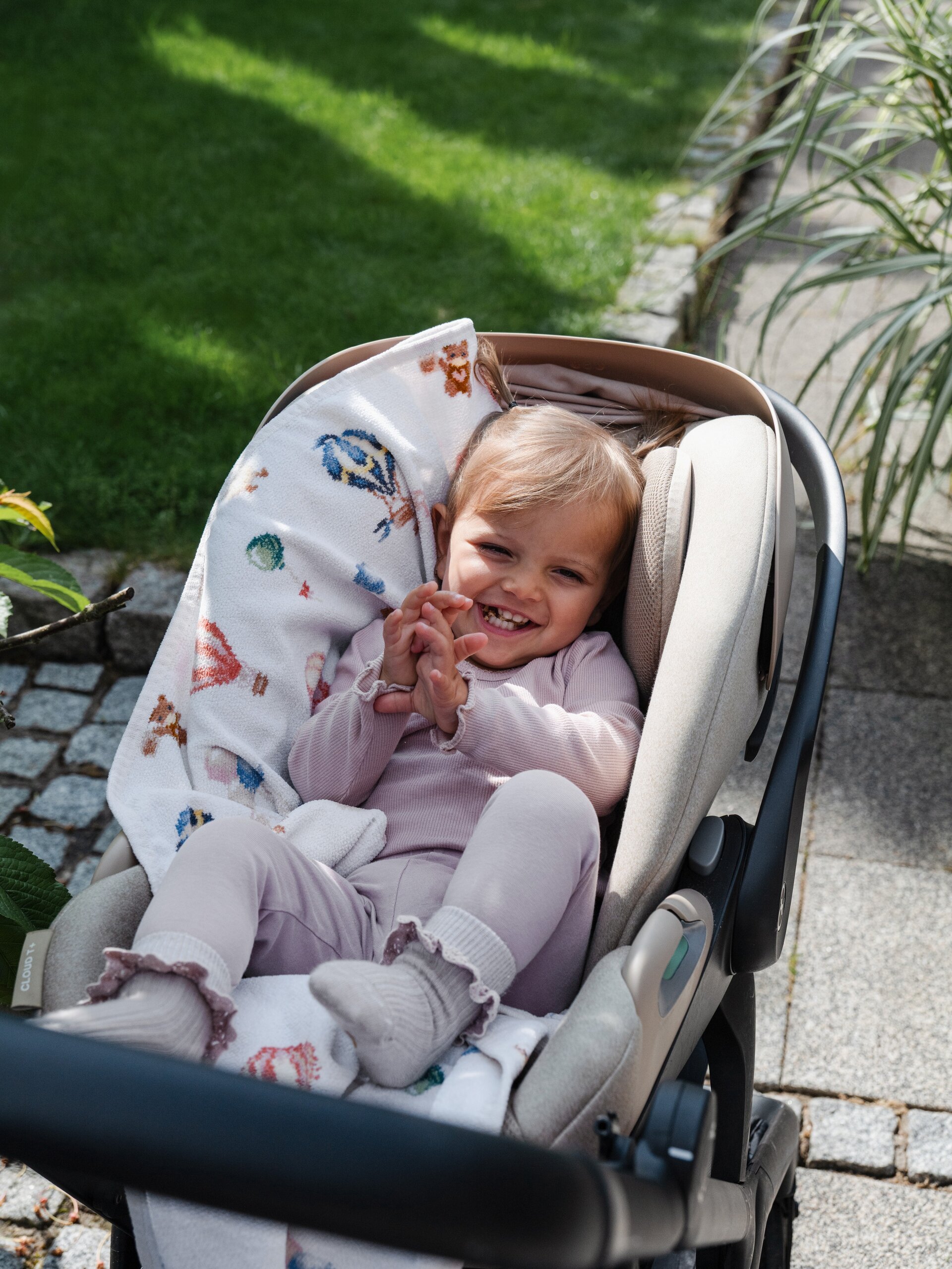 Lifestyle view featuring the FEILER Towel Set from the DREAMY BALLOONS collection, made from Original FEILER chenille in Germany, lifestyle image 2 3 4 5 6.