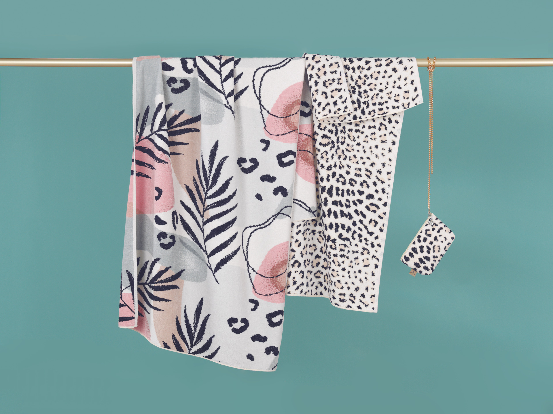 Chenille Handtücher mit Tier- und Pflanzenmuster – Luxuriöses FEILER Handtuch der Kollektion PANTHERA STAY WILD als Lifestyleaufnahme aus Original FEILER-Chenille, Made in Germany.