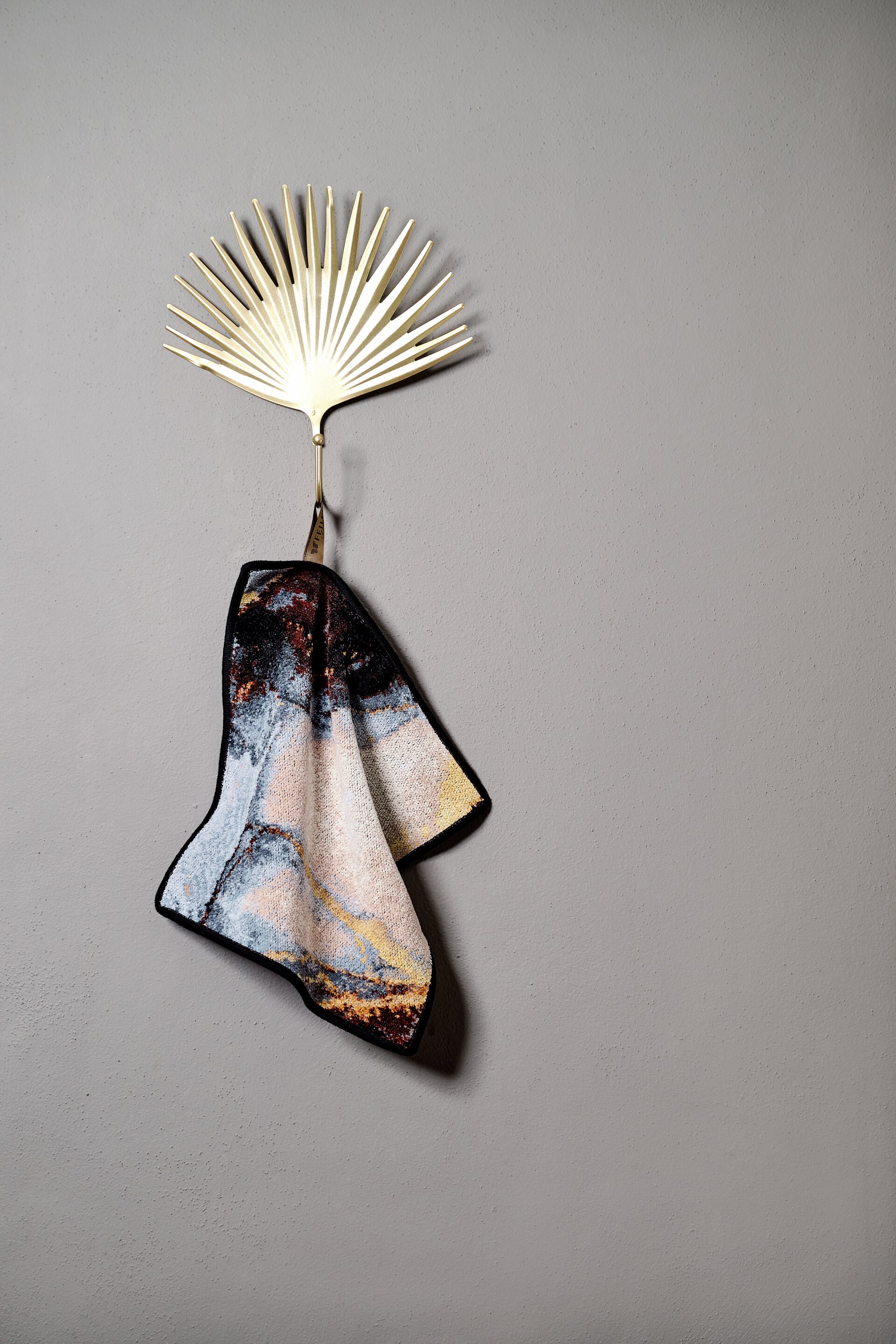 Lifestyle view featuring the FEILER Face Cloth from the GOLDEN FRAGMENTS collection in beige, size 30 × 30 cm, made from Original FEILER chenille in Germany.
