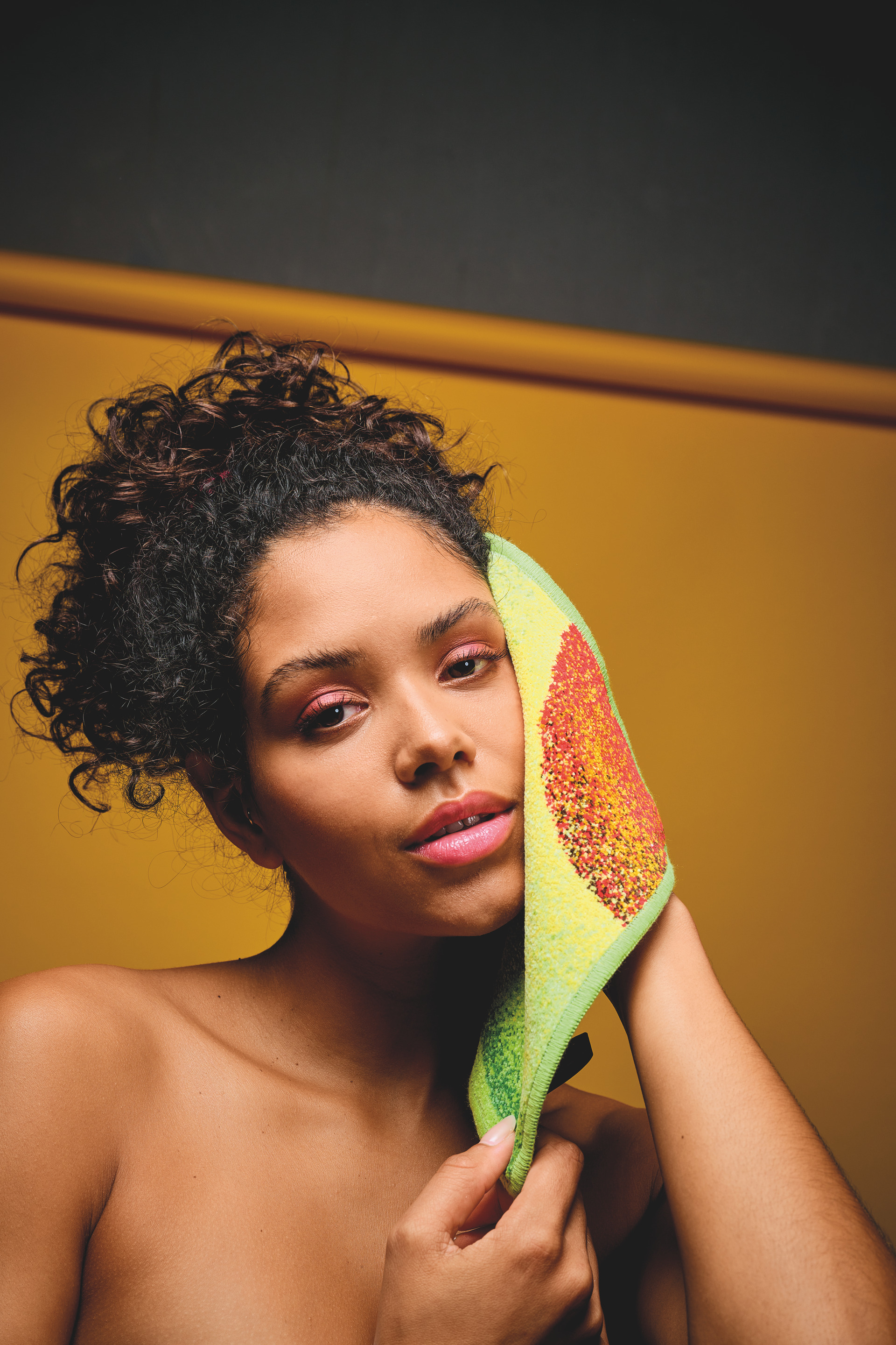 Luxuriöses Gesichtstuch in lebendigem Design – Luxuriöses FEILER Gesichtstuch der Kollektion FRUITS als Lifestyleaufnahme aus Original FEILER-Chenille, Made in Germany.