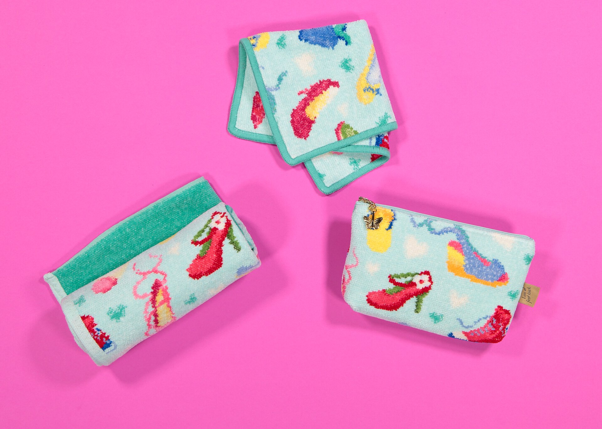 Stilvolle Chenille-Taschen und Tücher mit Schuhprints – Luxuriöses FEILER Handtuch der Kollektion CRAZY SHOES als Lifestyleaufnahme aus Original FEILER-Chenille, Made in Germany.