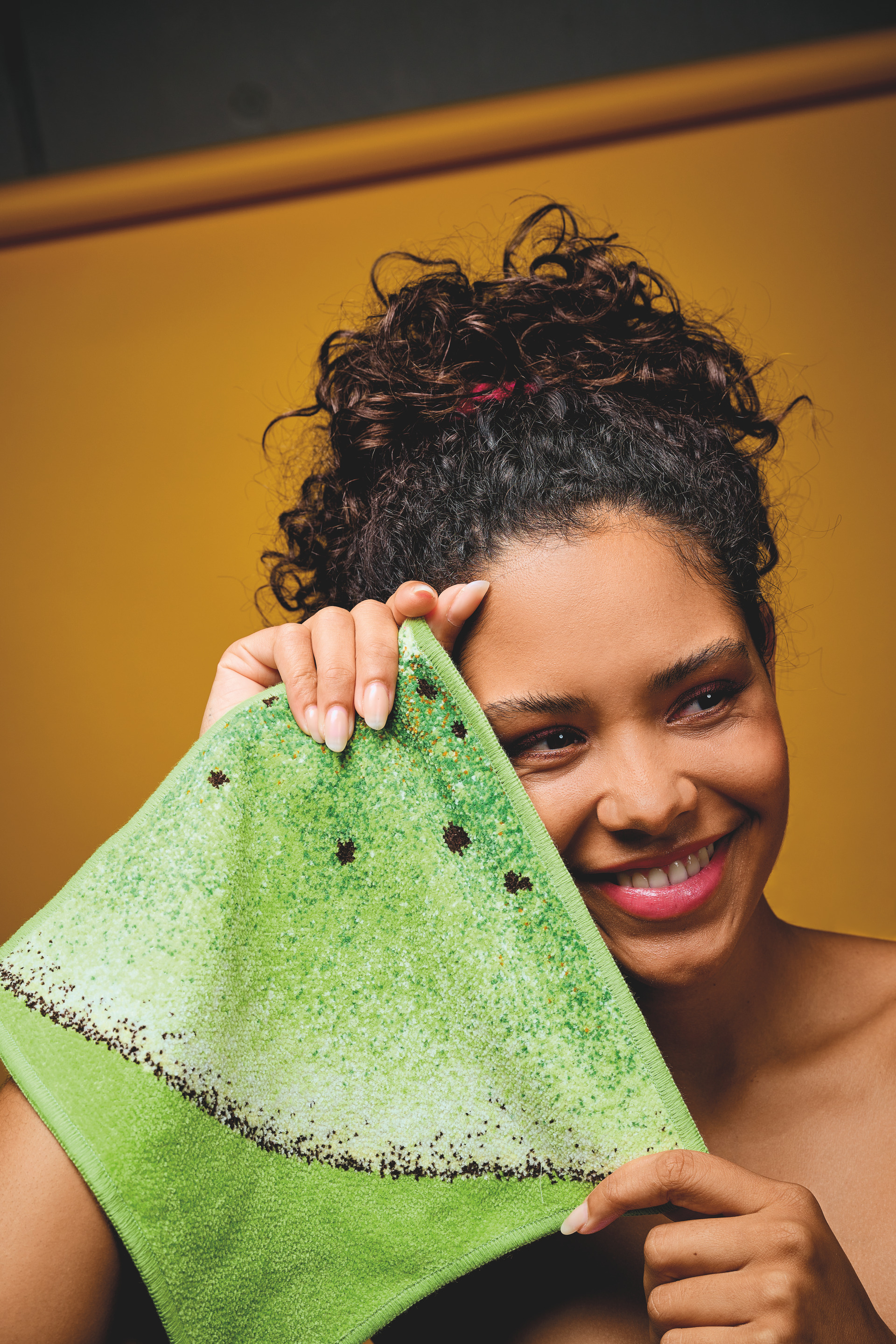 Grünes Chenille-Tuch mit Muster – Luxuriöses FEILER Handtuch der Kollektion FRUITS als Lifestyleaufnahme aus Original FEILER-Chenille, Made in Germany.