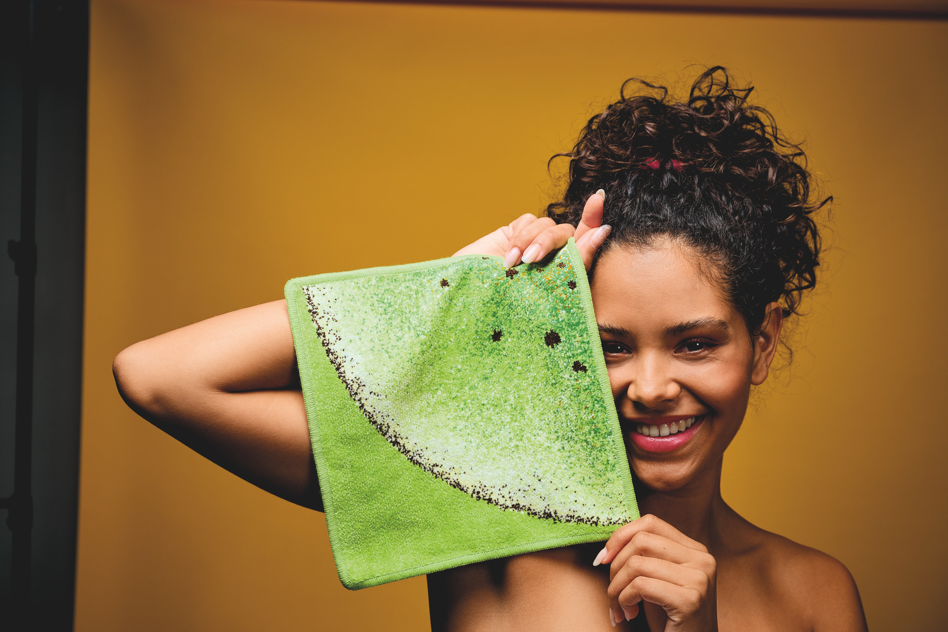 Grünes Chenille-Handtuch im modernen Design – Luxuriöses FEILER Handtuch der Kollektion FRUITS als Lifestyleaufnahme aus Original FEILER-Chenille, Made in Germany.