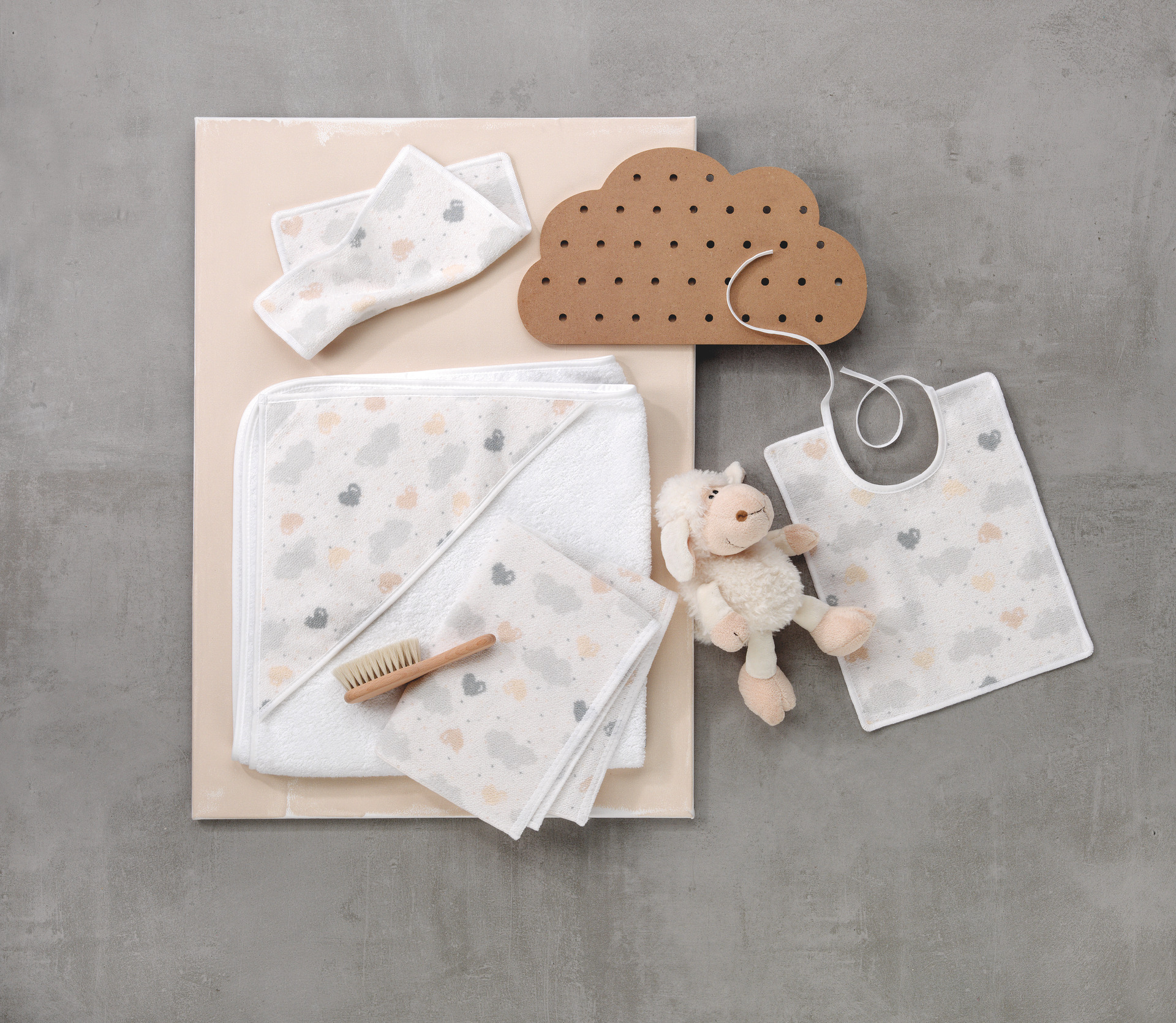 Baby-Geschenkset mit Wolkenmotiv, beige-grau – Luxuriöses FEILER Handtuch der Kollektion LOVELY SKY als Lifestyleaufnahme aus Original FEILER-Chenille, Made in Germany.