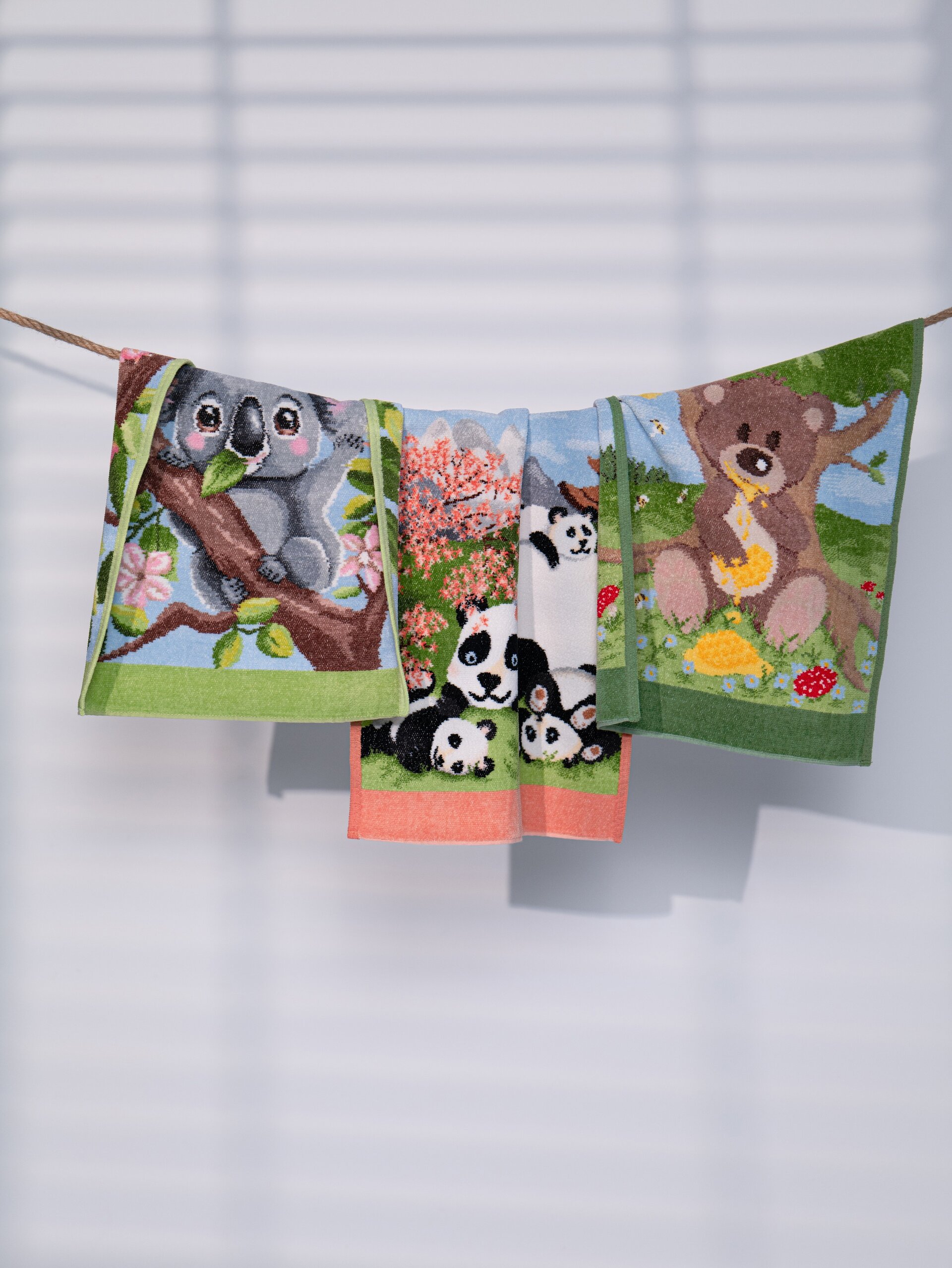Lifestyle-Ansicht mit dem FEILER-Handtuch aus der Kollektion „Bear and Friends“, Größe 37 × 50 cm, gefertigt aus original FEILER-Chenille in Deutschland.
