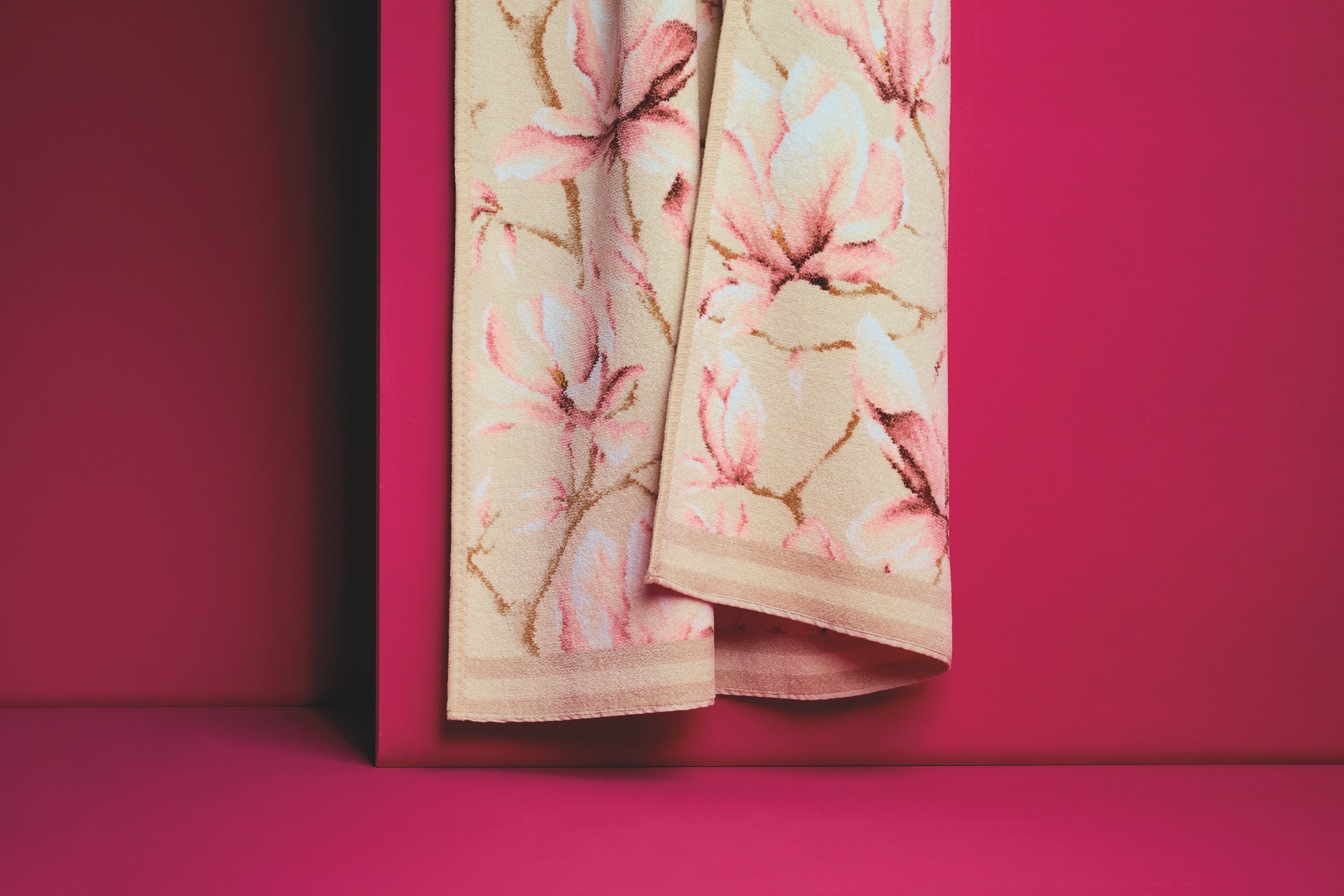 Florales Handtuch in Beige und Rosa – Luxuriöses FEILER Handtuch der Kollektion BELLE FLEUR als Lifestyleaufnahme aus Original FEILER-Chenille, Made in Germany.