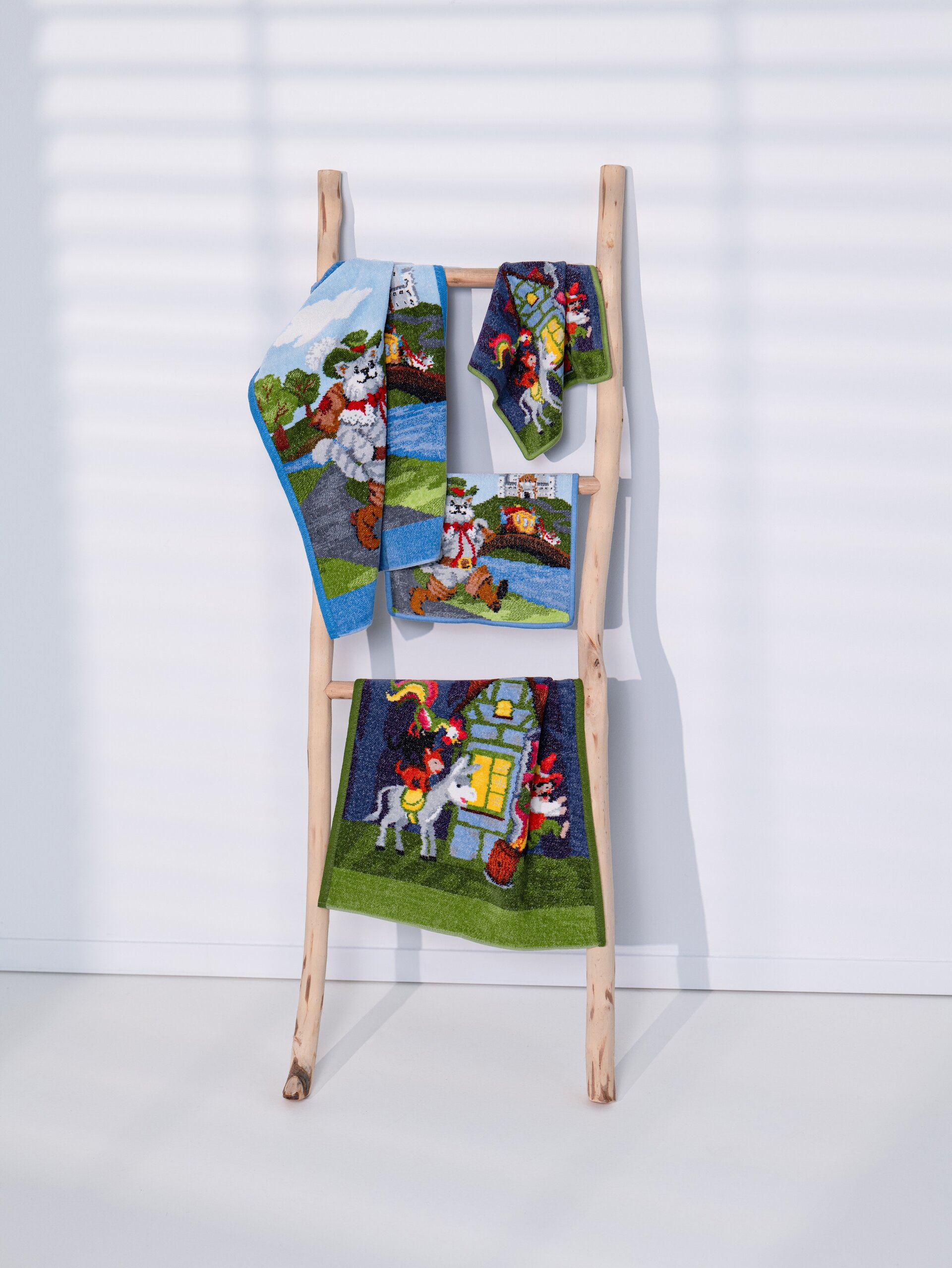 Lifestyle view featuring the FEILER Towel Set from the MAERCHEN collection, made from Original FEILER chenille in Germany, lifestyle image 2.