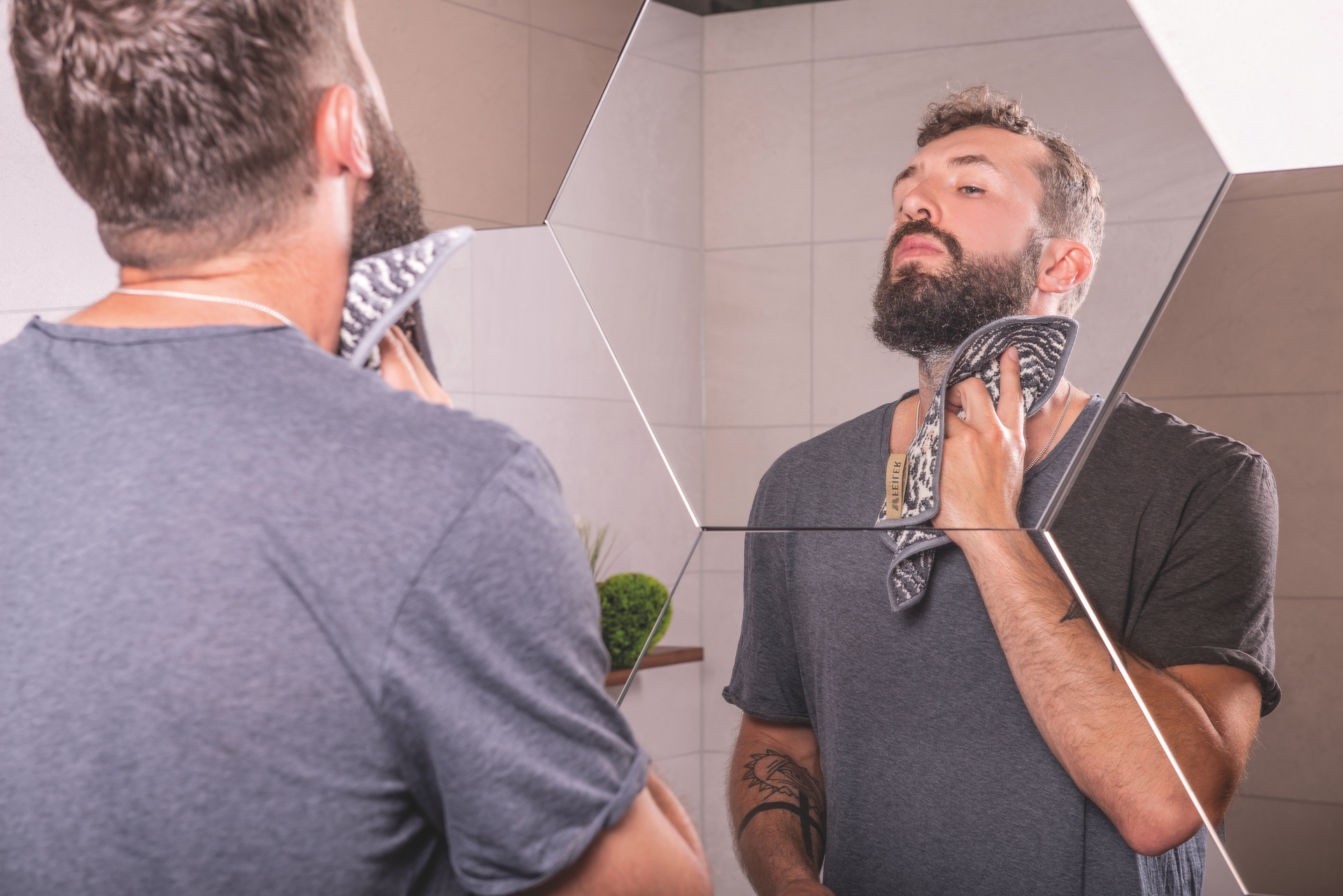 Luxuriöses Gesichtstuch für Erfrischung – Luxuriöses FEILER Gesichtstuch der Kollektion ANIMAL BLEND als Lifestyleaufnahme aus Original FEILER-Chenille, Made in Germany.