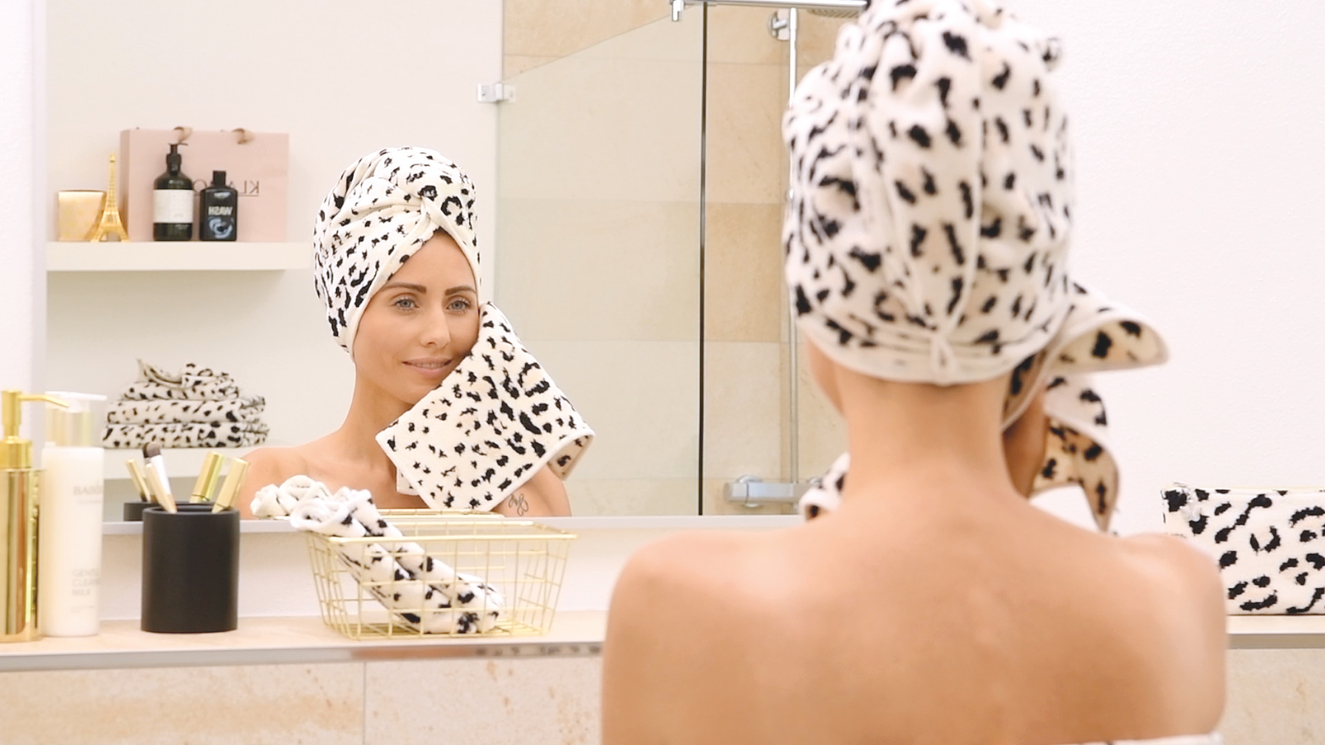 Chenille-Set mit modernem Leopardenmuster – Luxuriöses FEILER Handtuch der Kollektion STANDBILD PANTHERA BEAUTY TOWEL RECHTS 2 aus Original FEILER-Chenille, Made in Germany.