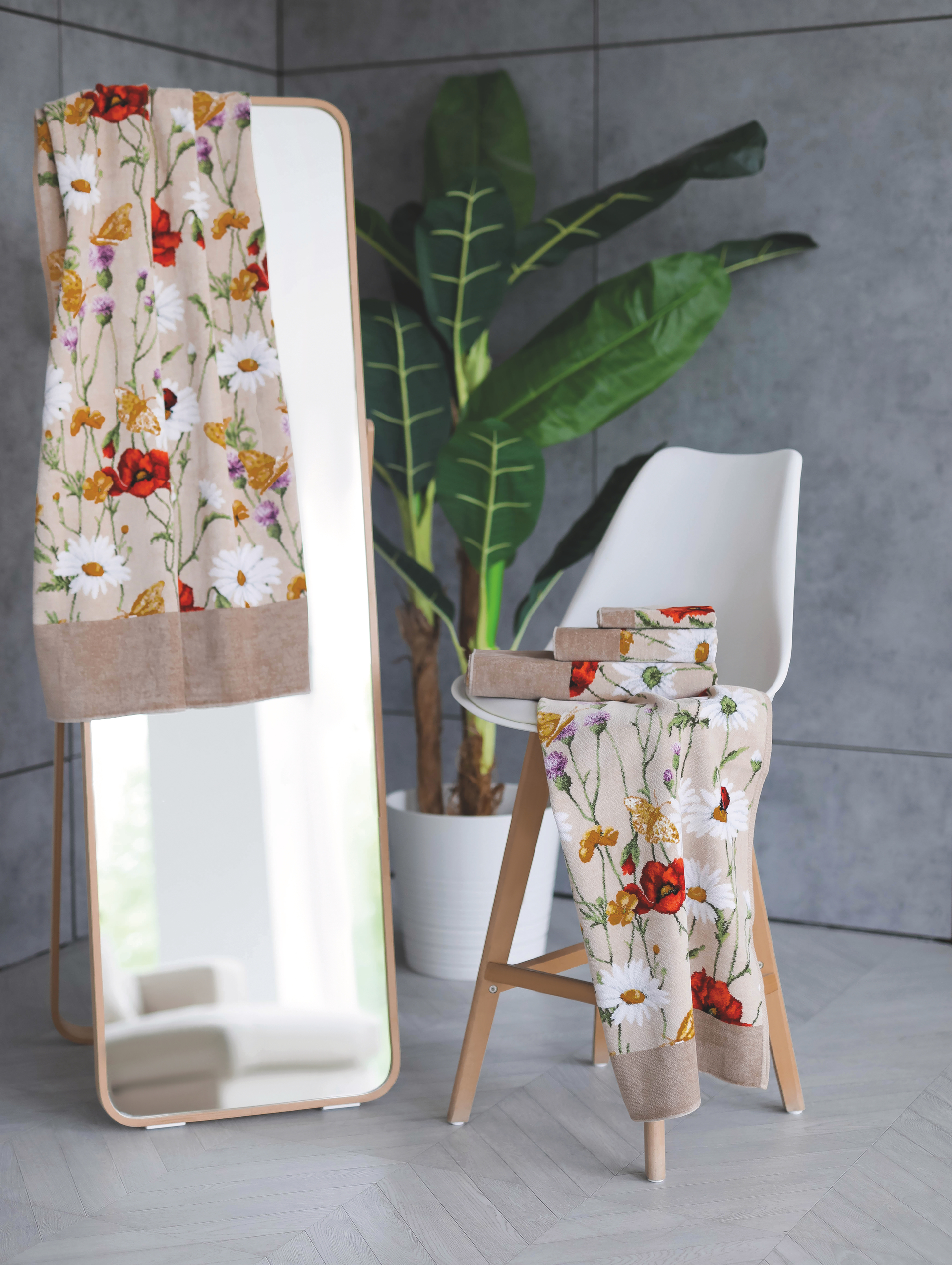 Geblümte Handtücher in edlem Design – Luxuriöses FEILER Handtuch der Kollektion DAISY FIELD in Beige als Lifestyleaufnahme aus Original FEILER-Chenille, Made in Germany.