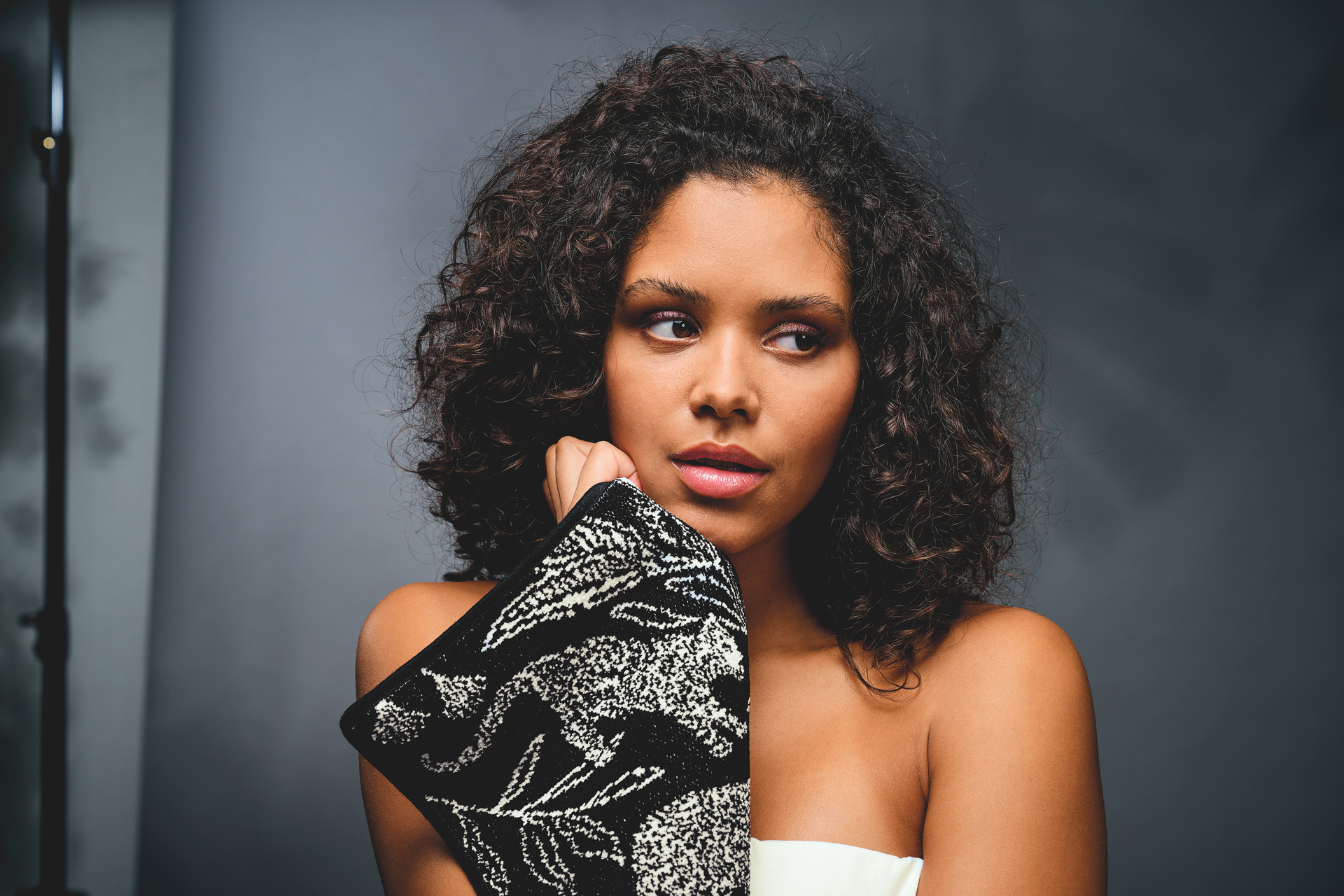 Chenille-Textil mit elegantem Muster – Luxuriöses FEILER Handtuch der Kollektion JAGUAR als Lifestyleaufnahme aus Original FEILER-Chenille, Made in Germany.