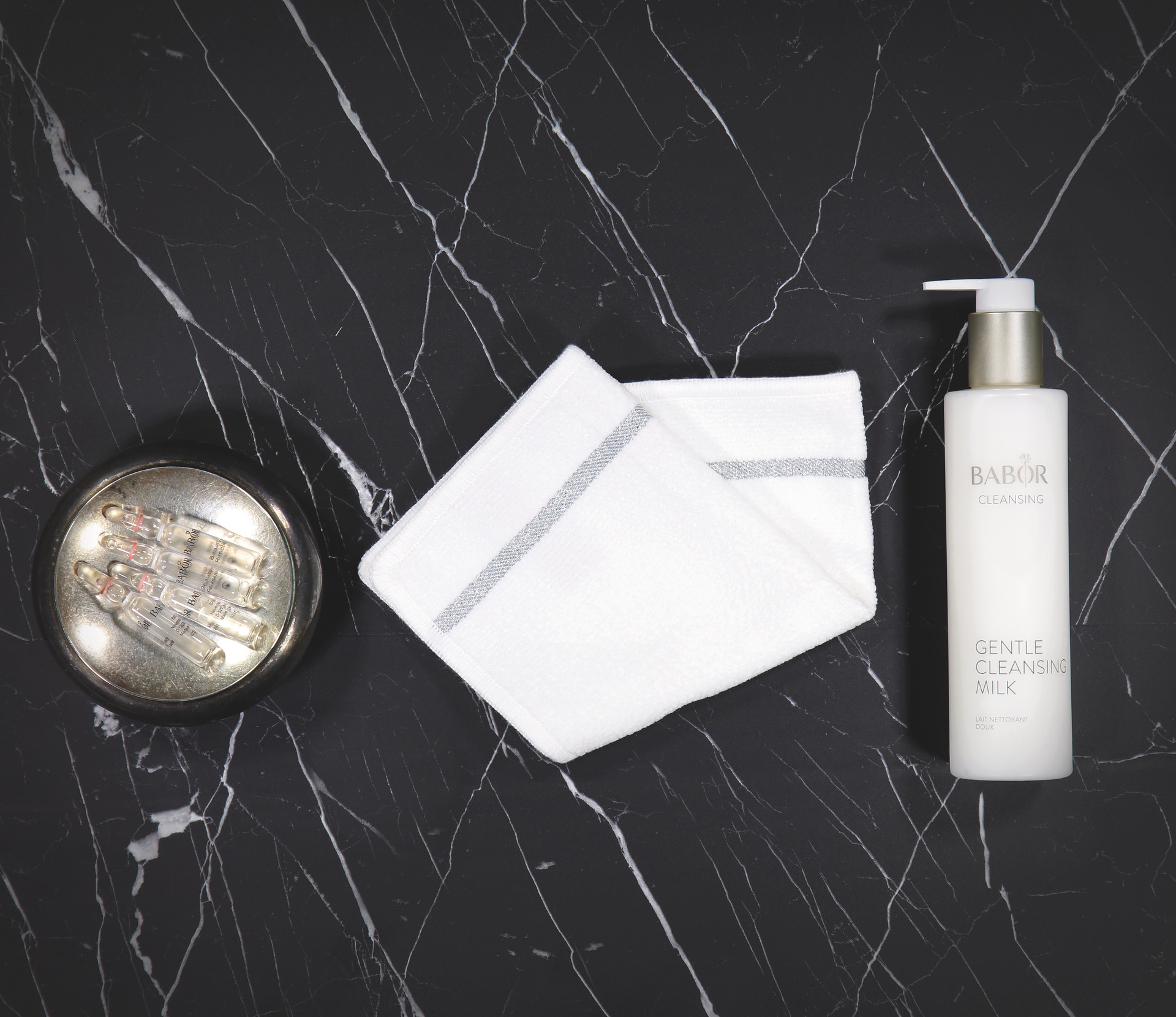 Luxuriöses Handtuch mit Seifenablage – Luxuriöses FEILER Handtuch der Kollektion LA GLAMOUR als Lifestyleaufnahme aus Original FEILER-Chenille, Made in Germany.