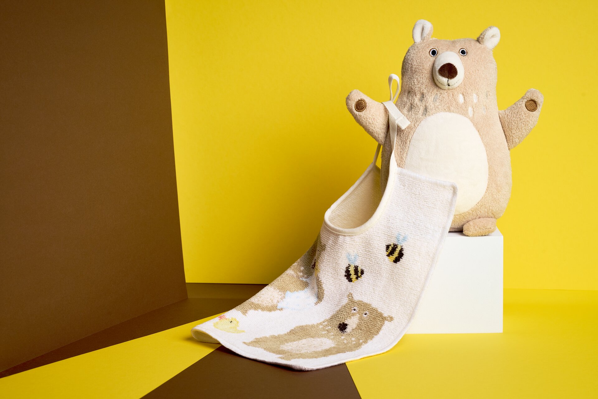 Niedliches Kinder-Badtuch mit Bär-Design – Luxuriöses FEILER Handtuch der Kollektion BEN BAER FAMILY als Lifestyleaufnahme aus Original FEILER-Chenille, Made in Germany.